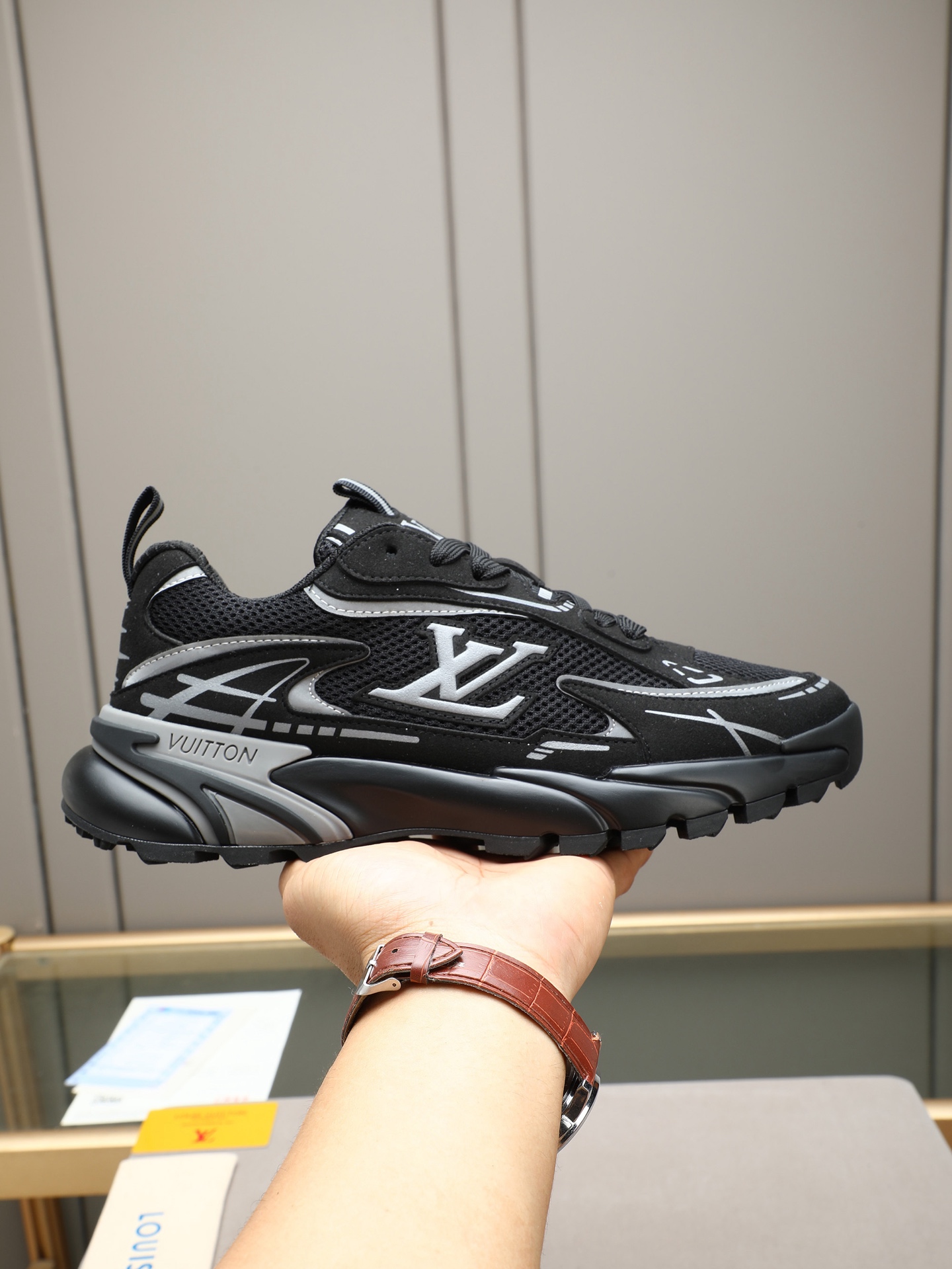 NO:850702,P Louis Vuitton Tatic Runner  A series of thick-soled dad shoes are retro sports-style shoes launched by the brand in recent years, focusing on a style that combines street fashion with daily wear. The shoe body has an eye-catching LV letter logo on the side, and the word 'VUITTON' is printed on the heel, making it highly recognizable. The upper is designed with breathable mesh fabric and cowhide stitching, taking into account breathability and support.  , the upper foot is light and not stuffy; the line-like embossed decoration makes the shoe shape more layered, and the silhouette of retro running shoes also has a 90s sports trend atmosphere. It uses a jagged non-slip rubber outsole with a thickened midsole, which not only has a height-increasing effect, but also provides excellent grip and cushioning performance, suitable for daily commuting, city walks and other scenarios!  38-44 (45 46 customized) 5 colors to choose from!  ,,louis vuitton,louis vuitton,louis vuitton,cowhide19860909P Louis Vuitton（路易威登）Tatic Runner 系列厚底老爹鞋,是品牌近年推出的复古运动风鞋款,主打街头潮流与日常穿搭结合的风格.鞋身侧面带有醒目的LV字母标识,后跟处印有“VUITTON”字样,辨识度拉满.鞋面采用透气网眼织物与牛皮拼接设计,兼顾了透气性和支撑性,上脚轻盈不闷脚；线条感的压印装饰让鞋型更具层次感,复古跑鞋的轮廓也自带90年代运动潮流氛围,采用锯齿状防滑橡胶大底,搭配加厚中底,自带增高效果的同时,也提供了优秀的抓地力和缓震性能,适配日常通勤、城市漫步等多种场景！38-44(45 46定做)5色选！,,louis vuitton,louis vuitton,louis vuitton,cowhide,Men's shoes