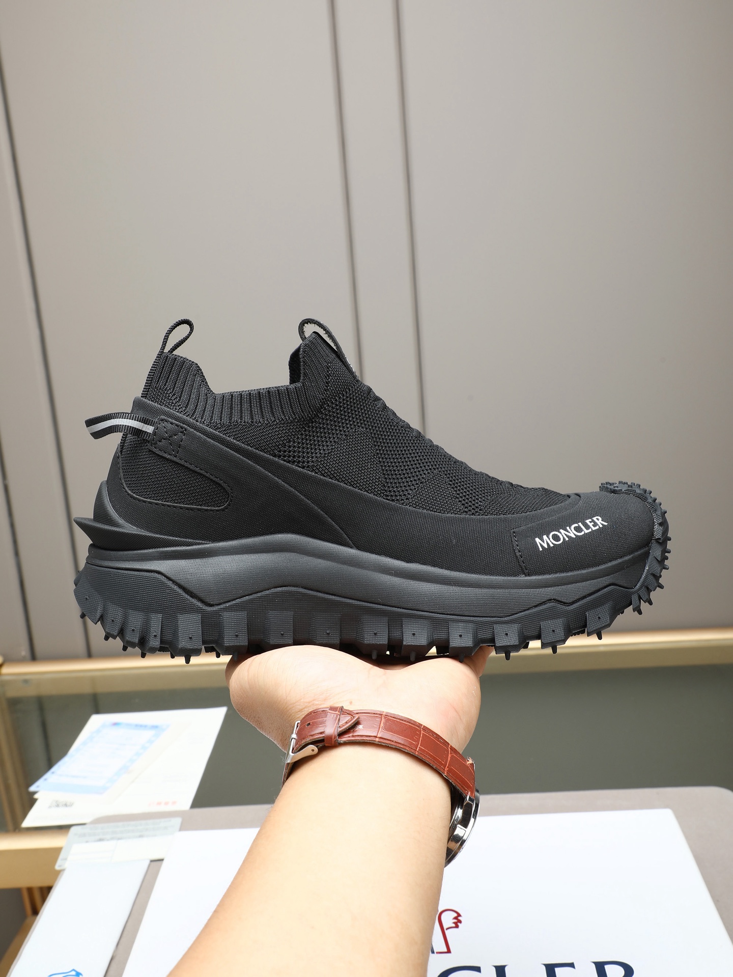 NO:850599,P  Thick-soled sneakers with muzzle socks, focusing on a style that combines light outdoor and daily wear. The toe is printed with the brand's letter logo, and the heel webbing pull-up ring also bears the brand's lettering, which is highly recognizable. It adopts an integrated fly-knitted mesh design and has its own elasticity to fit the foot. It is easy to put on and take off, taking into account breathability and wrapping. It is suitable for spring and summer wear.  At the same time, the sock-like design also reduces the friction of traditional shoe tongues. The iconic jagged non-slip outsole, inspired by outdoor hiking shoes, has strong grip and has a built-in heightening effect. It is paired with a lightweight EVA midsole, which combines cushioning and daily wearing comfort, and is suitable for urban commuting and light outdoor scenes. 39-44 (38  45 customized) 4 colors to choose from!  ,,Moncler,sneakers,socks19860909P 蒙口袜子款厚底运动鞋,主打轻户外与日常穿搭结合的风格.鞋头印有品牌字母标识,后跟织带提拉环也带有品牌字样,辨识度高.采用一体式飞织网面设计,自带弹力贴合脚型,穿脱便捷,兼顾透气性与包裹感,适合春夏穿着,同时袜套式设计也减少了传统鞋舌的摩擦感.标志性的锯齿状防滑大底,灵感源自户外徒步鞋,抓地力强,同时自带增高效果；搭配轻量化EVA中底,兼顾缓震与日常穿着的舒适度,适配城市通勤和轻户外场景.39-44（38 45定做）4色选！,,Moncler,sneakers,socks,Men's shoes