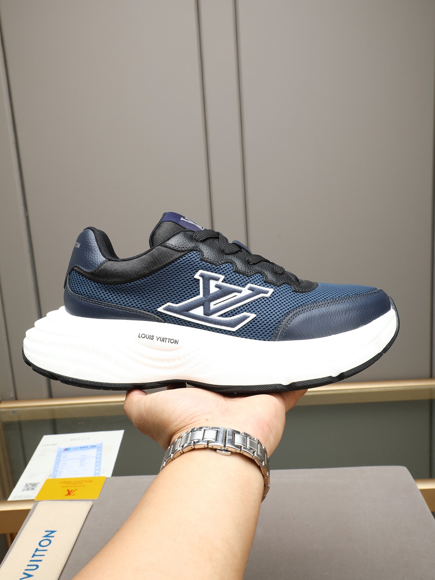 NO:852777,P LV thick-soled heightening dad-style casual sports shoes, trendy and versatile casual running shoes. Multi-layered thickened wavy foam outsole with built-in heightening effect. The sole texture is fluffy and soft, with a strong visual sense of layering. It is made of mesh + cowhide!  The mesh part is breathable and sweat-wicking, and the leather splicing reinforces the shoe body, improves the texture, and takes into account both breathability and support. A large cross LV decorative logo is printed on the side of the shoe body, and the brand's English words are also printed on the tongue and sole sides, which is the most eye-catching design element. 38-44 (customized for 45),, louis vuitton, sneakers, cowhide19860909P LV厚底增高老爹风休闲运动鞋,潮流百搭款休闲跑鞋.多层加厚波浪发泡大底,自带增高效果,鞋底纹路蓬松柔软,视觉层次感很强,采用网布+牛皮！网面部分透气排汗,皮面拼接加固鞋身、提升质感,兼顾透气性和支撑性.鞋身侧面印有大号交叉LV造型装饰logo,鞋舌、鞋底侧边也印有品牌英文字样,是最醒目的设计元素.38-44（45定做),,louis vuitton,sneakers,cowhide,Men's shoes