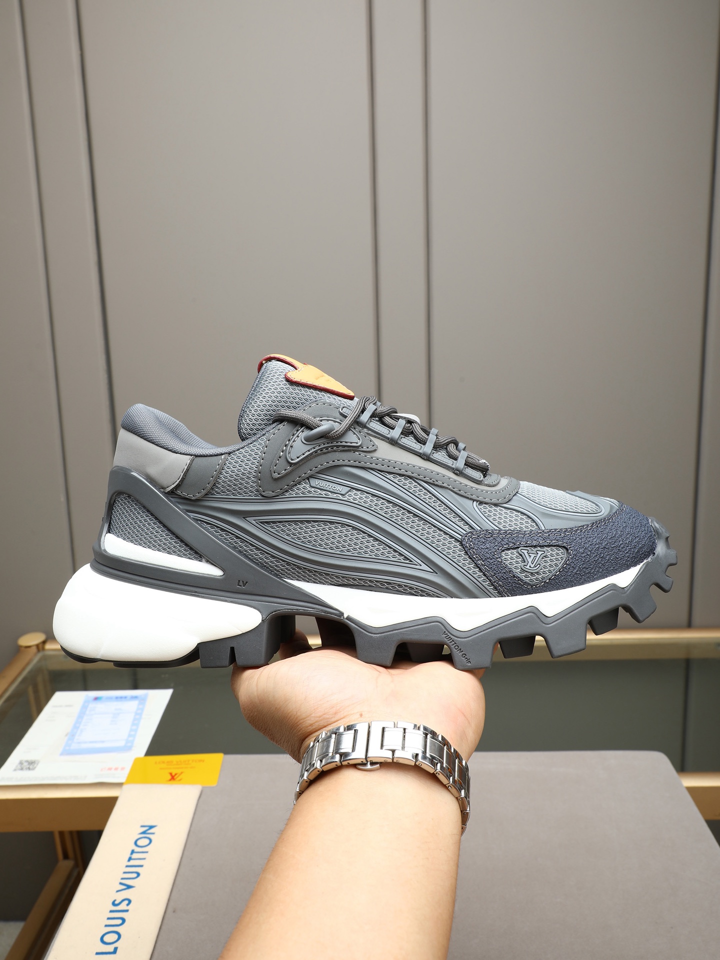 NO:852789,P  LV outdoor functional style thick-soled off-road dad shoes, focusing on the hard-core trendy style of mecha. The upper is made of breathable engineering mesh and imported rubber top layer frosted cowhide. The surface is made of three-dimensional embossed lines for strong support; the toe is small and embossed with the LV micro logo.  , low-key to highlight the brand elements. The most conspicuous is the rough and thick rubber outsole with serrated teeth, deep texture tooth block structure, anti-slip grip properties of outdoor hiking shoes, the sole is thick and tough, and has strong visual impact. It is the core highlight of street wear. 3 color options!  39-44(38 45 customized),,louis vuitton,cowhide19860909P LV户外机能风厚底越野老爹鞋,主打机甲硬核潮流风格,鞋面采用透气工程网布进口滴胶头层磨砂牛皮拼接,表层做了立体压纹线条,支撑性强；鞋头小巧压印LV微型标识,低调凸显品牌元素.最显眼的是锯齿粗犷加厚橡胶大底,深纹路齿块结构,户外登山鞋防滑抓地属性,鞋底偏厚重硬朗,视觉冲击力极强,是街头穿搭的核心亮点.3色选！39-44(38 45定做）,,louis vuitton,cowhide,Men's shoes