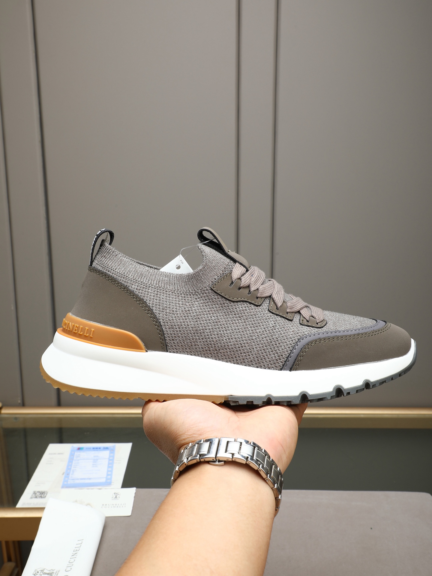 NO:852799,The P BC upper is made of fly knitted fabric and is embellished with delicate cowhide panels. It combines extreme breathability and lightweight wrapping. It is light and unburdened on the foot and is not easy to sweat when worn for a long time. It adopts a simple sock-type jogging shoe outline and is paired with a lightweight EVA midsole +  The anti-slip rubber toothed outsole not only ensures the soft and elastic comfort of the foot, but also improves the grip of daily walking; the shoe shape is neat and not bulky, with a slight heightening effect. The overall design is simple and low-key, with restrained details on the tongue and side of the shoe. The style is light and business casual, not too sporty, and suitable for various occasions. 4 color options!  38-44 (45 customized),,cowhide19860909P BC鞋面采用飞织针织面料一体成型,搭配细腻牛皮饰片点缀,兼顾了极致透气性与轻量包裹感,上脚轻盈无负担,久穿也不易闷汗.采用简约的袜套式慢跑鞋轮廓,搭配轻盈 EVA 中底 + 防滑橡胶齿纹外底,既保证了脚感的软弹舒适,也提升了日常行走的抓地力；鞋型利落不臃肿,自带轻微增高效果.整体设计简约低调,鞋舌与鞋侧的细节点缀克制,风格偏轻商务休闲,不会过于运动化,适配多种场合穿搭.4色选！38-44（45定做),,cowhide,Men's shoes