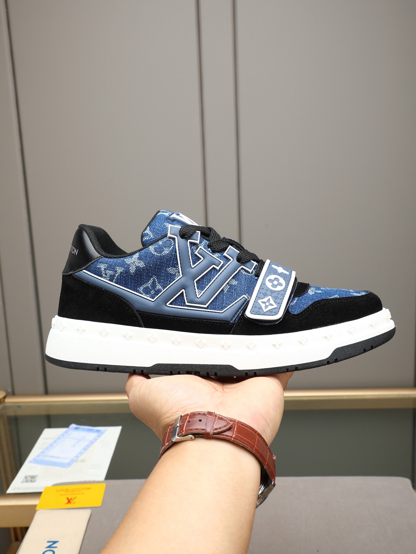 NO:886468,P LV style is novel and fashionable, the upper is made of imported waterproof denim and the breathable lining!  Super trendy design!  It’s eye-catching!  Showing the ultimate in pure handcraftsmanship, the tongue has the LV logo, and the mesh upper is soft, comfortable and breathable!  Size38-44 (45 customized,,louis vuitton19860909P LV款式新颖时尚,鞋面采用进口防水牛仔布透气肉里！超潮设计！让人眼前一亮！彰显极致纯手工工艺,鞋舌LV标识,网里上脚柔软舒适透气！Size38-44（45定制,,louis vuitton,Men's shoes