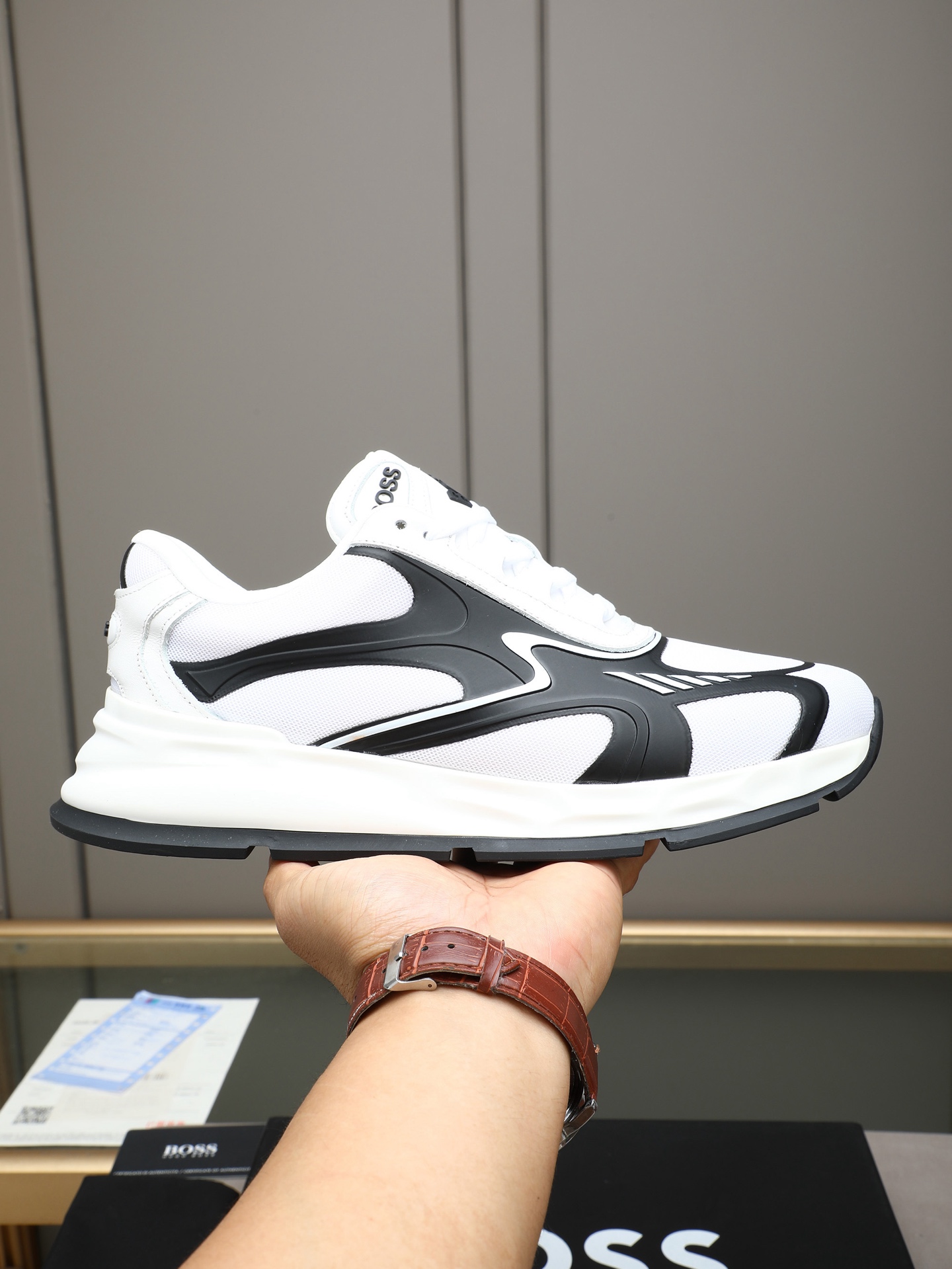NO:886476,P BOSS new sneakers, oh, these are so cool!  It has a very futuristic feel, outdoor functional shape, and is a must-have item to highlight your fashionable personality. The heel of the shoe is decorated with an embossed EA logo, and the imported high-elasticity fly mesh lining!  The materials and production process are in place, produced in a professional factory, and the foamed wear-resistant and ultra-light outsole is also durable and provides a comfortable cushioning effect!  4 color selections, Size39-44 (38 45 46 customized),, sneakers19860909P BOSS 新款运动鞋,哎呦这也太酷了吧！极具未来感,户外机能造型,彰显时尚个性必备单品,鞋后跟饰有压印EA标识,进口滴胶高弹力飞织网里！材料到制作工艺非常到位,专业工厂生产,发泡耐磨超轻大底,亦具有耐久性,并提供舒适的缓冲效果！ 4色选,Size39-44(38 45 46定做),,sneakers,Men's shoes