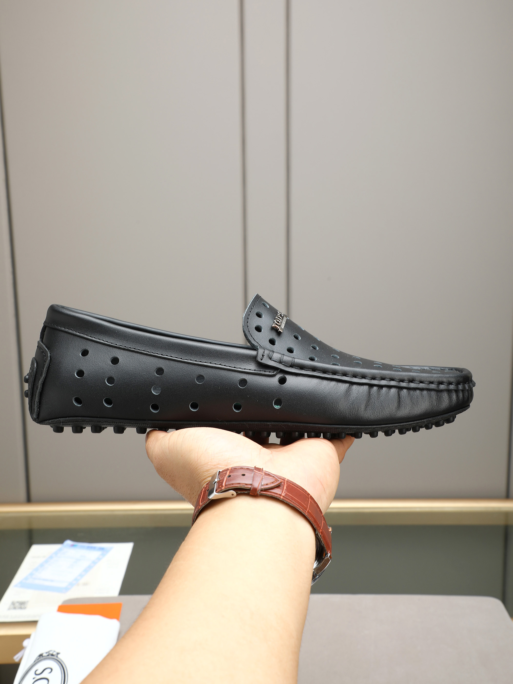 NO:898729,P TOD'S (Tod'S) upper with punching technology, first layer of soft cowhide material, hand-wrapped moccasin stitching, no hard support, fits the foot shape. Granulated rubber is silent and wear-resistant, shock-absorbing for daily walking, and not tiring for long walks. 38-44 (45 46 customized),,Tod's,cowhide19860909P TOD'S（托德斯）鞋面冲孔工艺头层软牛皮材质,手工包边莫卡辛缝线,无硬支撑,贴合脚型.颗粒橡胶静音耐磨,日常行走减震,长时间走路不累.38-44（45 46定做）,,Tod's,cowhide,Men's shoes