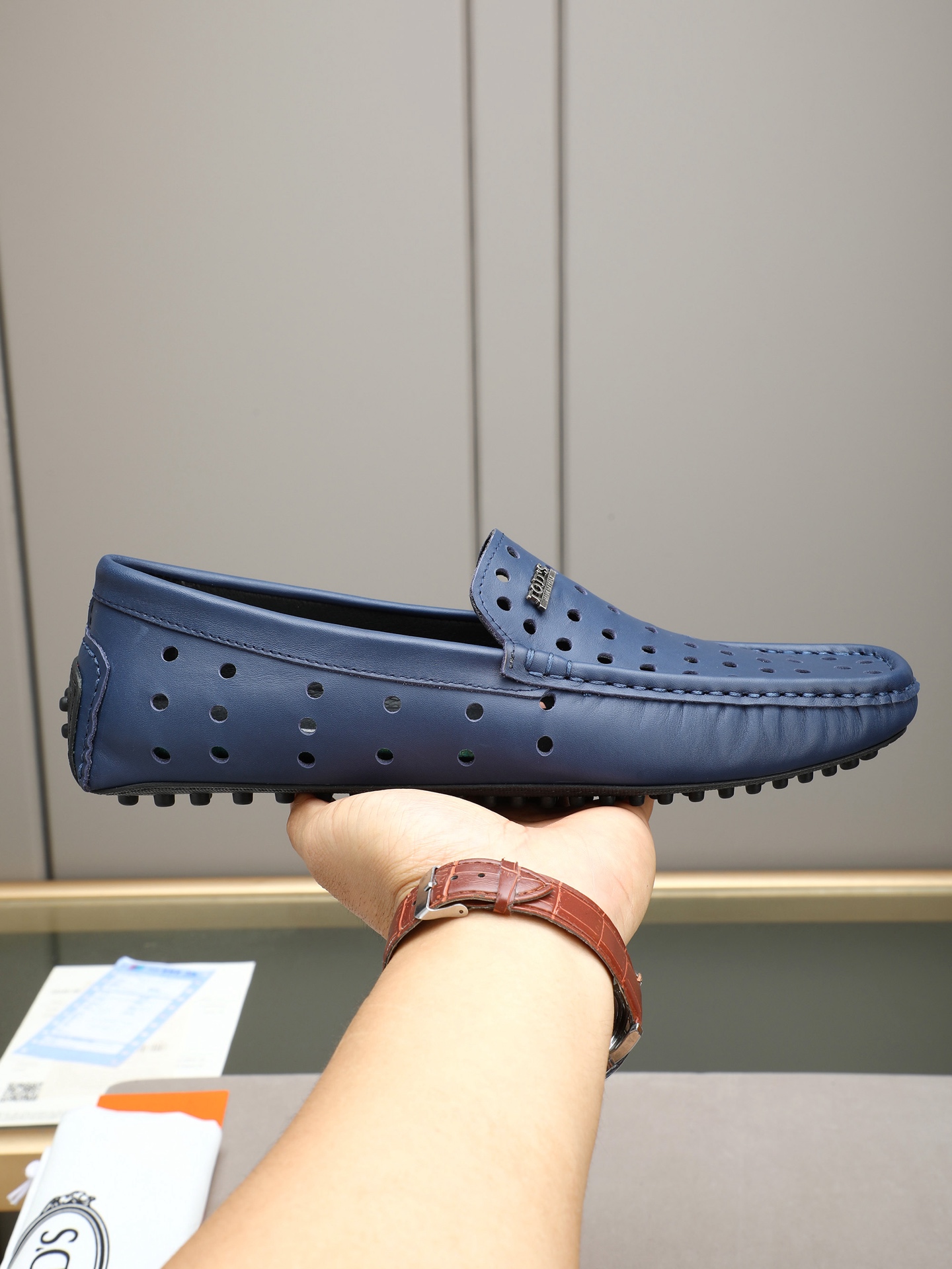 NO:887313,P TOD'S (Tod'S) upper with punching technology, first layer of soft cowhide material, hand-wrapped moccasin stitching, no hard support, fits the foot shape. Granulated rubber is silent and wear-resistant, shock-absorbing for daily walking, and not tiring for long walks. 38-44 (45 46 customized),,Tod's,cowhide19860909P TOD'S（托德斯）鞋面冲孔工艺头层软牛皮材质,手工包边莫卡辛缝线,无硬支撑,贴合脚型.颗粒橡胶静音耐磨,日常行走减震,长时间走路不累.38-44（45 46定做）,,Tod's,cowhide,Men's shoes