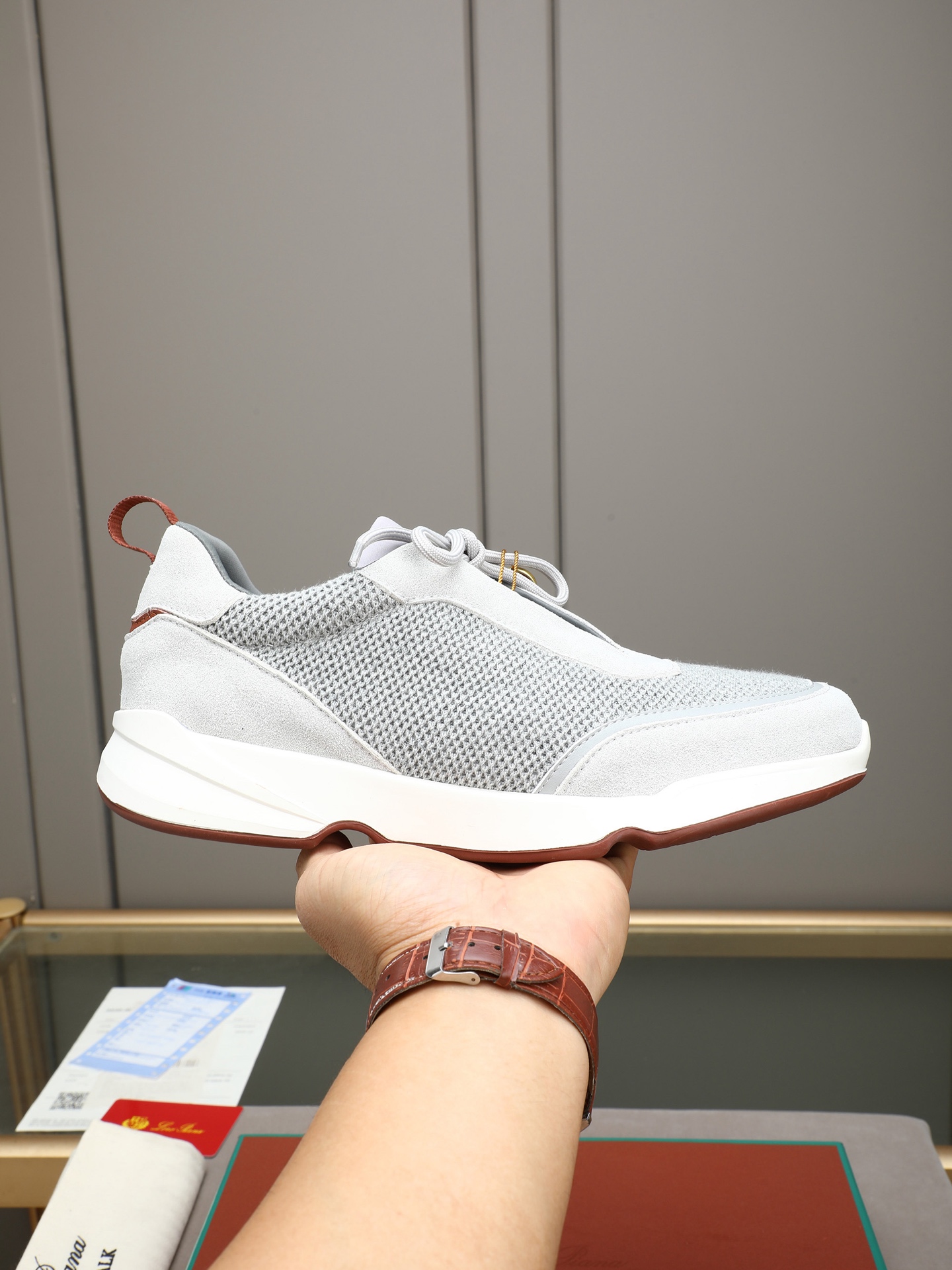 NO:955048,PLoro Piana's classic Flexy Walk series of jogging casual shoes, featuring 'ultimate comfort + low-key luxury', are popular men's shoes for business casual and daily commuting. Highly elastic and breathable knitted mesh, 360-degree fit to the foot shape, breathable in all seasons and not stuffy, imported suede, reinforced shoe body, improved texture, wear-resistant and not easy to deform!  Off-white layered cushioning midsole, lightweight design, not tired after walking for a long time. Red brown rubber anti-slip outsole, three-dimensional checkered pattern, strong grip, wear-resistant and anti-fall!  Three colors to choose from!  38-44 (45 customized),,loro piana,chamois leather19860909PLoro Piana（诺悠翩雅） 的经典Flexy Walk系列慢跑休闲鞋,主打「极致舒适+低调轻奢」,是商务休闲、日常通勤热门男士鞋款.高弹透气针织网面,360度贴合脚型,四季透气不闷脚进口反绒麂皮,加固鞋身、提升质感,耐磨不易变形！米白色分层缓震中底,轻量化设计,久走不累脚 红棕橡胶防滑大底,立体方格纹路,抓地力强,耐磨抗摔！三色选！38-44（45 定做）,,loro piana,chamois leather,Men's shoes