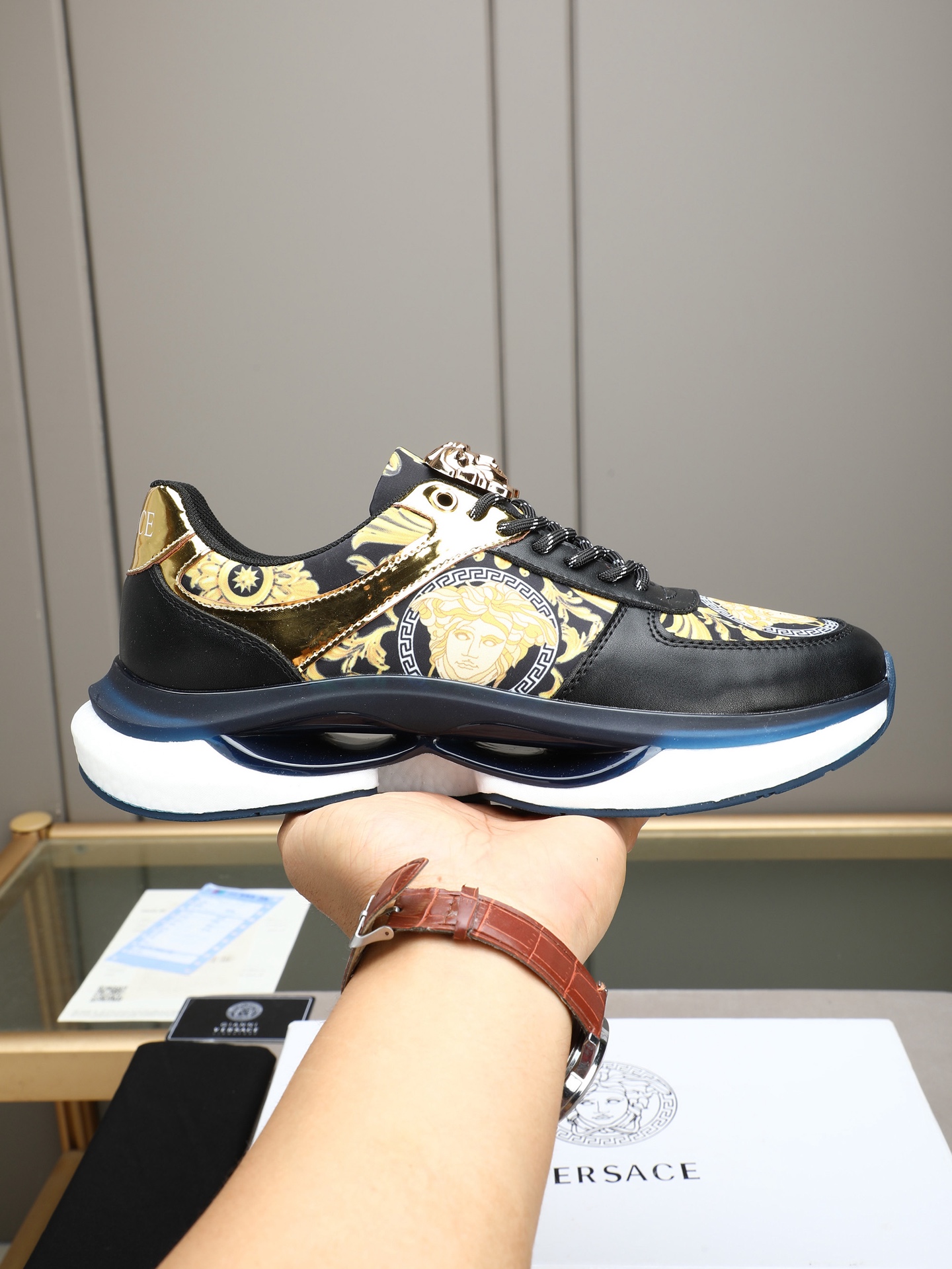 NO:887651,P Versace men's casual sports shoes, with comfortable and non-slip properties, made of cowhide Versace's special material and breathable mesh lining!  It combines innovation, functionality and graphic details to interpret fashion. The outsole is made of high-elastic rubber foam, which has high elasticity and high wear resistance, improving comfort!  Size38-44 (45 customized),,versace,sneakers,cowhide19860909P 范思哲男士休闲运动鞋,具有舒适防滑性能,采用牛皮范思哲专用材料透气网里！兼备创新、功能性与图形细节于一体,诠释潮流时尚.大底高弹橡胶发泡组合成型,具有高弹性高耐磨性,提高舒适性！Size38-44（45定制）,,versace,sneakers,cowhide,Men's shoes