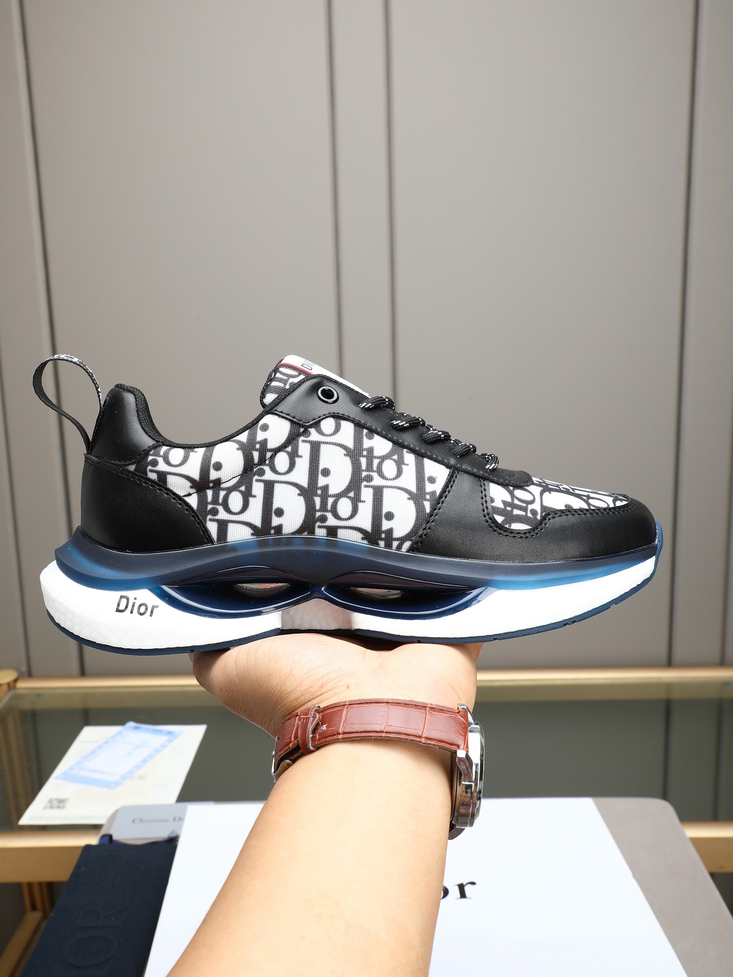 NO:887660,P Dior men's casual sports shoes, with comfortable and non-slip properties, made of cowhide and breathable mesh!  It combines innovation, functionality and graphic details to interpret fashion. The outsole is made of high-elastic rubber foam, which has high elasticity and high wear resistance, improving comfort!  Size38-44 (45 customized),,dior,sneakers,cowhide19860909P 迪奥男士休闲运动鞋,具有舒适防滑性能,采用牛皮透气网里！兼备创新、功能性与图形细节于一体,诠释潮流时尚.大底高弹橡胶发泡组合成型,具有高弹性高耐磨性,提高舒适性！Size38-44（45定制）,,dior,sneakers,cowhide,Men's shoes