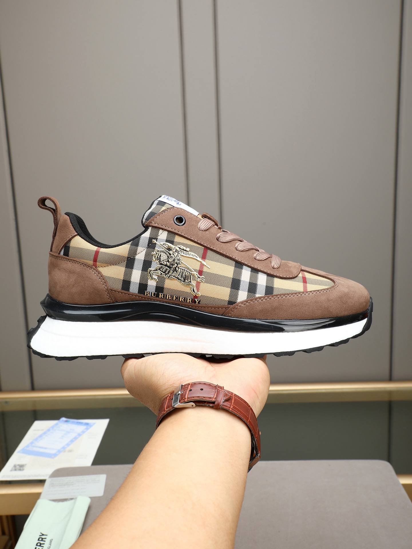 NO:887679,P [Burberry] The top fashion brand, a men's shoe that can handle various styles. The upper is made of a variety of materials. The lining is imported mesh, which is sweat-absorbent and comfortable. The popcorn outsole design is the top priority - light and comfortable. Extremely testing process requirements: two colors available: 38-44 (45 custom-made), burberry19860909P【巴宝利】 时尚顶级潮牌,一款能驾驭各种风格男鞋,鞋面由多种材质拼接而成,内里为进口网布,吸汗舒适,爆米花大底设计是重中之重-轻便.舒适.极度考验工艺要求:双色可选:38-44（45定做）,,burberry,Men's shoes