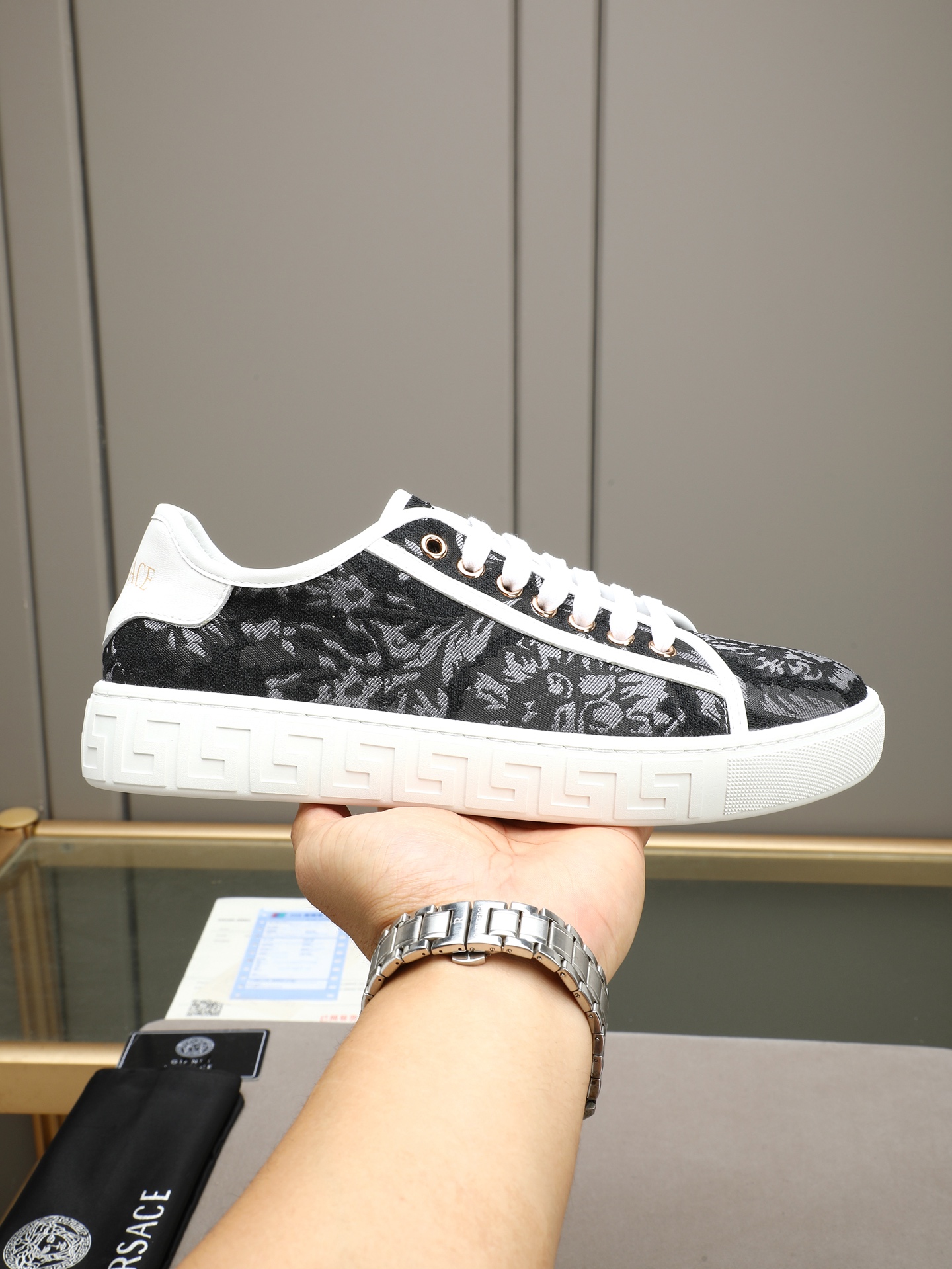 NO:954253,P official website classic running volume VERSACE Versace fashion casual shoes perennial best-seller. Fabric imported brand special materials. Washed sheep lining inside. Outsole. Original rubber wear-resistant outsole. Size 38-44 (45 customized, non-refundable),,versace,versace19860909P 官网经典跑量VERSACE范思哲时尚休闲鞋常年热卖款 面料进口品牌专用材料 内里水洗羊里 大底原版橡胶耐磨大底 尺码38-44（45定做不退换）,,versace,versace,Men's shoes