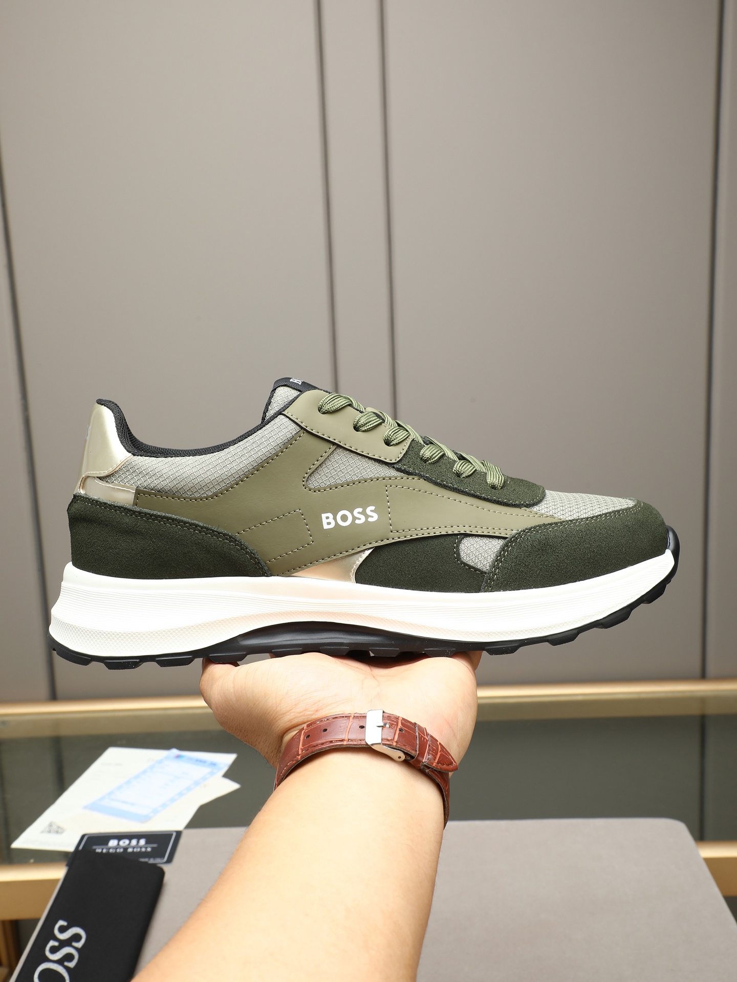 NO:955060,P New model is on the market, brand B0SS, code number 38 to 44 (45 customized) made of imported materials and breathable lining, welcome to order,19860909P 新款上市,品牌B0SS,码数38一44(45定做)采用进口材料精制而成内透气里,欢迎订购,,,Men's shoes