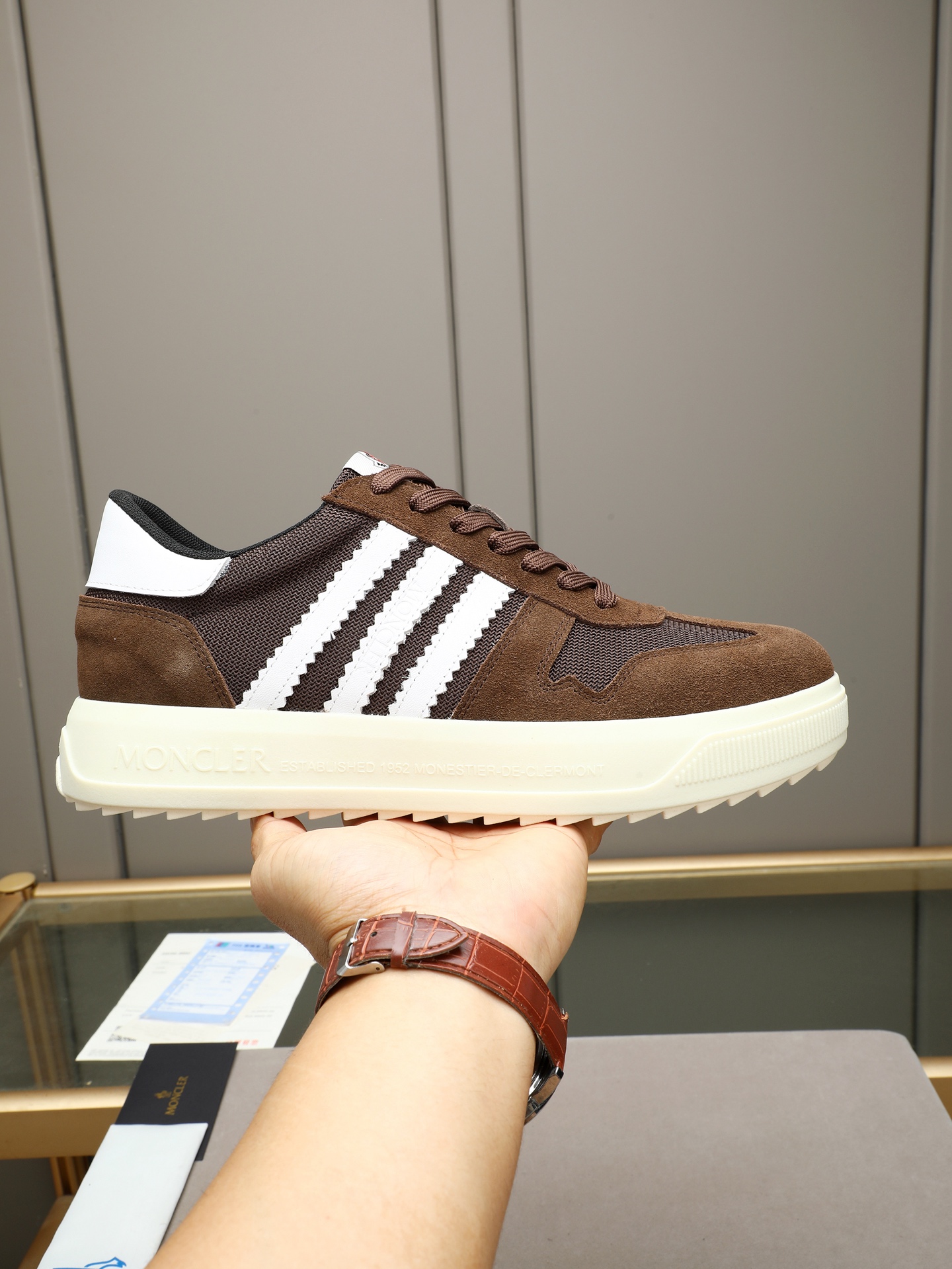 NO:955070,PMoncler men's outdoor casual shoes with mouth coverings are comfortable and non-slip. They are made of a variety of original materials and are lined with breathable mesh!  The outsole is an ultra-light outsole with high elasticity and wear resistance, improving comfort!  38-44(45 customized),,Moncler19860909PMoncler蒙口男士户外系休闲鞋,具有舒适防滑性能,多种原版材料拼接而成,透气网里！大底采超轻大底,具有高弹性高耐磨性,提高舒适性！38-44(45定做),,Moncler,Men's shoes
