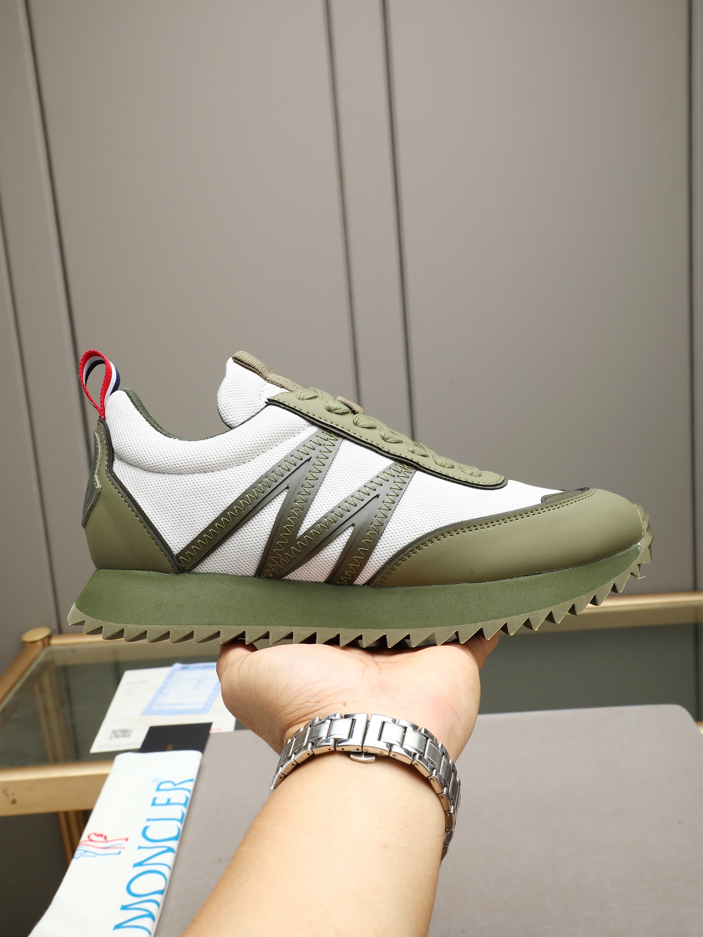 NO:955815,P Moncler men's outdoor lace-up sneakers are comfortable and non-slip and are designed for outdoor running or urban strolling. They combine innovation, functionality and graphic details, drawing inspiration from the mountain atmosphere to interpret trendy fashion. They are made of a variety of original materials, and the upper is designed with laces and rubber inserts. The outsole is made of ultra-light foam, which is highly elastic and wear-resistant, improving comfort!  39-44(38 45 customized),,Moncler,sneakers19860909P Moncler蒙口男士户外系带运动鞋,具有舒适防滑性能,专为户外跑步或都市漫步而设.兼备创新、功能性与图形细节于一体,从高山氛围汲取灵感,诠释潮流时尚.多种原版材料拼接而成,鞋面采用鞋带和橡胶嵌件设计,大底采发泡超轻大底,具有高弹性高耐磨性,提高舒适性！39-44(38 45定做),,Moncler,sneakers,Men's shoes