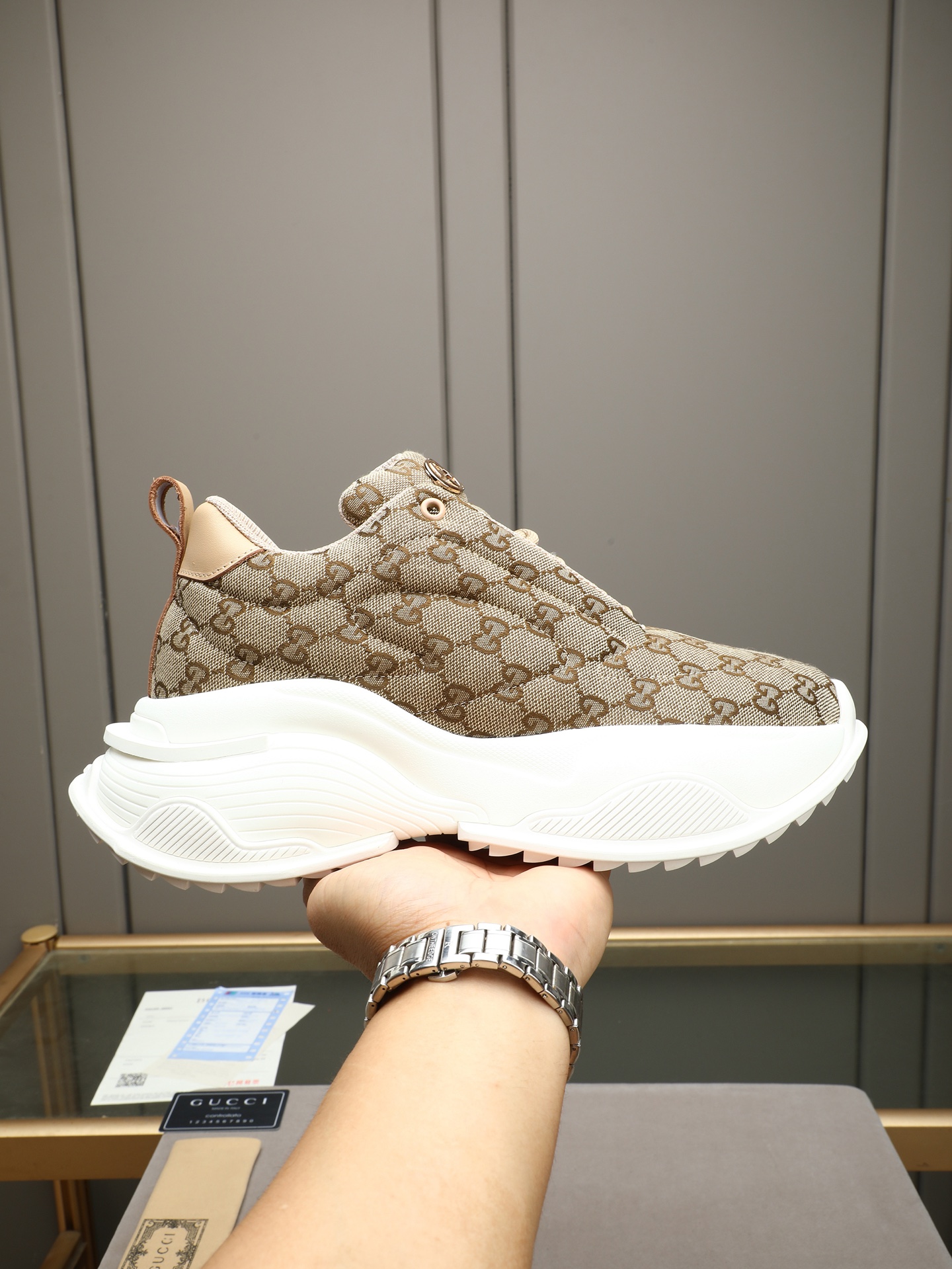 NO:955821,P GUCCI upper brand canvas cloth with artificial stitching!  It has a strong mark of the times and visual impact, and makes the whole pair of shoes more three-dimensional. The upper is made of classic Gucci fabric and has a breathable mesh lining!  Wear-resistant and personalized outsole, comfortable on the feet!  Multiple colors for self-retention, 39-44 (customized 38 45 46), gucci19860909P GUCCI鞋面品牌帆布布匹车人工缝线！具有强烈的时代印记和视觉冲击力,且使整双鞋更具立体感,鞋面古奇经典布料,透气网里！耐磨个性大底,上脚舒适！自留款多色选,39-44（38 45 46定做）,,gucci,Men's shoes