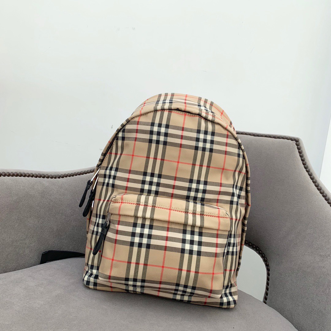 B's new nylon backpack burberry is printed with the new TB brand logo, with smooth leather trimming, and the shoulder strap is decorated with the