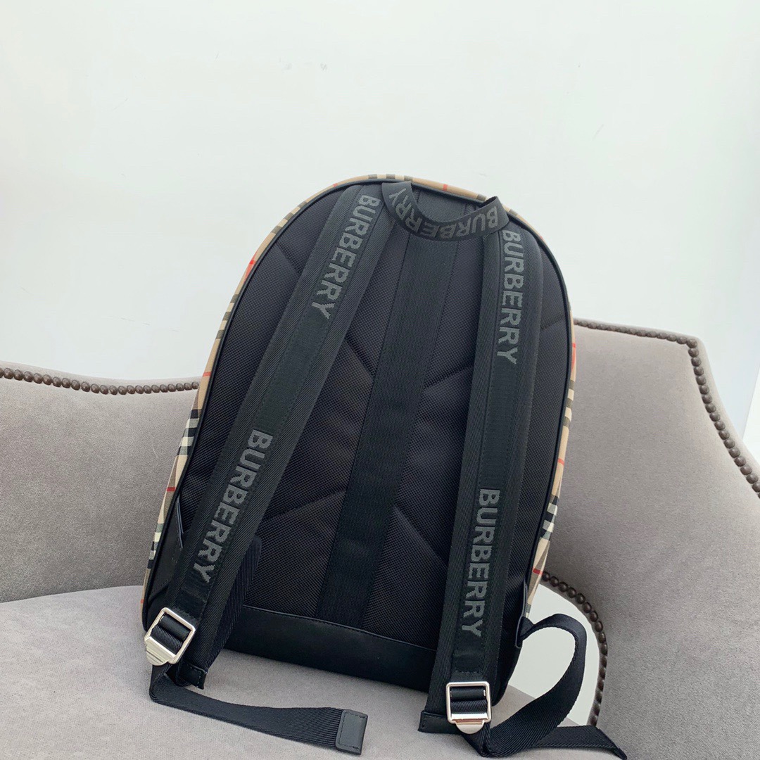 B's new nylon backpack burberry is printed with the new TB brand logo, with smooth leather trimming, and the shoulder strap is decorated with the