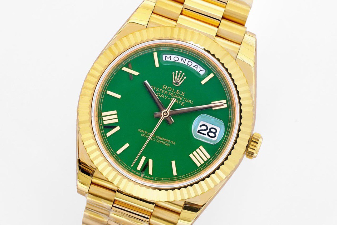 NO:945909,Super cost-effective, NR DD factory workmanship, super cost-effective, Rolex Day-Date series!  The size is 40mm and equipped with a 2836 gold-printed 3255 logo movement. It synchronizes with the original and has the same instantaneous calendar. It is stable and durable. It is heavy and heavy on the hand. The weight of the precious metal style is better than anything else. The ordinary products on the market are very light and fake. They are difficult and the quantity is limited. First come first served!  If time can change everything, then this minute can also achieve change. When midnight comes, the Oyster Perpetual Day-Date becomes a bridge between the past and the future, symbolizing the outstanding achievements of the past and the infinite possibilities of the future. Since 1956, the watch has been worn by visionaries, masters and pioneers, witnessing many glorious historical moments. They regard every day as a commitment to the future. Day-Date 'Both the date and the day of the week are very important.' Hans.  The Wilsdorf Day-Date was originally a precision tool for daily use. With its unprecedented watchmaking technology at the time, the watch allowed the wearer to fully control the schedule. The Day-Date was the world's first self-winding waterproof observatory-certified watch that displayed the date and full day of the week in a small window on the dial. Both changed at midnight. This innovative design is still fascinating seventy years after its introduction.,, rolex19860909超高性价比 NR DD大厂做工,超高性价比,劳力士星期日历型系列！尺寸40mm搭载2836金色印3255logo机芯,同步原装一致瞬间跳历,稳定耐用,上手很沉很压手,贵金属款式重量胜过一切,市面那些普通货过手轻飘飘很假,难度较大数量有限,先到先得！ 如果时间能够改变万物,那这一分钟亦同样成 就变革.当午夜来临时,蚝式恒动星期日历型 便化为昔日与未来的桥梁,象征过往的卓越成 就与将来的无限可能.自1956年,腕表获远见 之士、名家大师及先驱佩戴,见证众多辉煌的 历史时刻.他们将每一天视为对未来的承诺. 星期日历型 ”日期与星期均非常重要.“ 汉斯．威尔斯多夫 星期日历型最初为日常使用的精密工具.凭借其当时前所未有的制表工艺,腕表让佩戴者完全掌握日程.星期日历型是世界上首款在表盘以小窗分别显示日期和星期全写的自动上链防水天文台认证腕表.两者同时在午夜变更.此革新设计在问世七十年后,仍然令人为之着迷.,,rolex,Watch