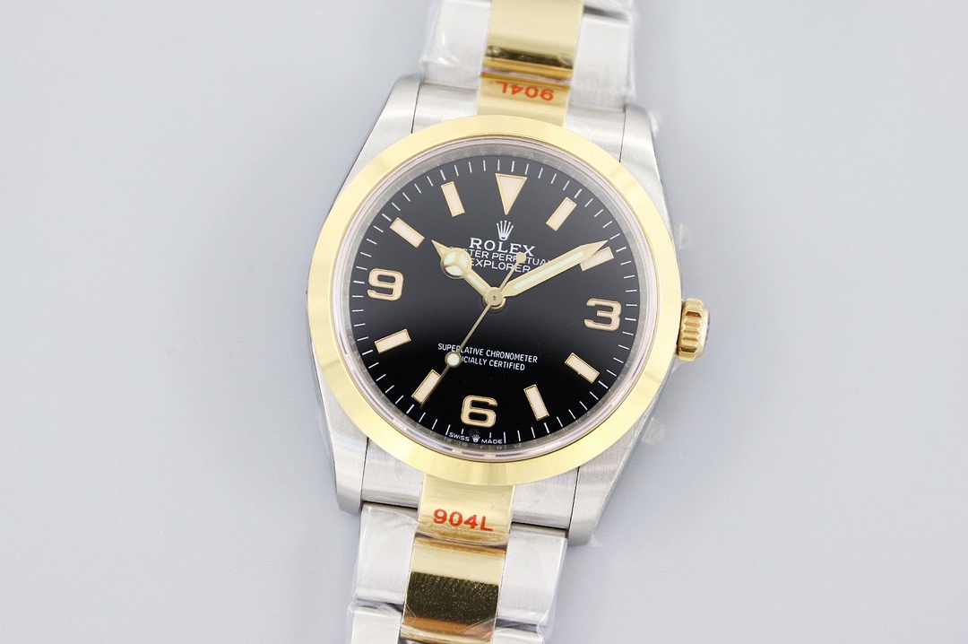 NO:150230,CLEAN/ Factory C new version (Rui Machinery) modified printing Rolex ROLEX Explorer Series Gold Explorer Ceiling Level Rui Machinery Version 2836 modified printing version Gold 36m, white steel 36m/40m size is available. Explorer's poetic time - new explorer's entry-level watch In the long run, the new explorer's entry-level watch is a symbol of exploring the unknown poetry and power. Its stainless steel body tells the tenacity and classics of time, with a diameter of 36mm, and the Seagull 2836 movement provides a picturesque wearing experience for men and women with small and medium wrists.  The sapphire mirror is as clear as a lake, shining with the ever-changing changes under the sun, and together with the Swiss ice blue luminous light, protecting the clarity and accuracy of time. Each super three-dimensional font nail plated with platinum is like stars dotted on the deep black enamel dial, telling the tranquility and distance under the night sky. The new literal logo at the six o'clock position has no flaw to connect to the original version!  The economy of price makes this watch a perfect replacement for the original style. It is not only a trust partner during the commute, but also an elegant poem in daily life. Every day wears it is a yearning and expectation for a better life, and a praise and inheritance of the spirit of adventure. The new Explorer’s introductory watch is not only a recorder of time, but also a poet of life. It invites you to experience the flow of time and the beauty of life in every ordinary and extraordinary day. [Check the code of the buckle 5ZS top quality] mechanical watch,,,christian louboutin,rolex19860909CLEAN/ C厂新版本（瑞机）改印字 劳力士 ROLEX 探险家系列 间金款探险家 天花板级别瑞机版本 2836改印字版本 金色36m,白钢36m/40m尺寸可选 探险家的诗意时光——新品探险家入门版手表 在时间的绵延里,新品探险家入门版手表是探求未知的诗意和力量的象征.其不锈钢的身躯,诉说着岁月的坚韧与经典,直径36毫米的尺寸,海鸥2836机芯,为中小手腕的男士与女士提供了如诗如画的佩戴体验. 蓝宝石表镜如湖水般清澈,闪烁着阳光下的千变万化,与瑞士冰蓝夜光共同守护着时间的清晰与精准.每一个镀白金的超立体字钉,都像是星辰点缀在深邃的黑色搪瓷表盘上,诉说着夜空下的宁静与遥远.六点位置的新版字面logo 全身无暇对接原版！ 价格的经济,让这款手表成为了原有款式的完美替代,它不仅是通勤途中的信赖伙伴,更是日常生活中的优雅诗行.每一天的佩戴,都是对美好生活的向往与期许,是对探险精神的赞美与传承. 新品探险家入门版手表,不仅仅是时间的记录者,更是生活的诗人,它邀请您在每一个平凡而又不平凡的日子里,感受时间的流转与生活的美好.【认准表扣的编码5ZS 顶级品质】机械腕表,,,christian louboutin,rolex,Watch
