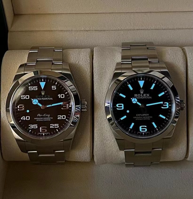 NO:670398,New version of Ruiji with modified printing N+AR Inter-gold Explorer Ceiling-level Ruiji version 2836 modified version with printing Gold 36mm, white steel 36mm and 40mm sizes available The poetic time of the explorer - the new Explorer entry-level watch  In the passage of time, the new Explorer Entry Edition watch is a symbol of the poetry and power of exploring the unknown. Its stainless steel body tells the tenacity and classics of the years. The size is 36 mm in diameter and the Asia 2836 movement is reprinted, providing a picturesque wearing experience for men and women with small and medium-sized wrists.  The sapphire mirror is as clear as lake water, shining with the ever-changing sun, and together with the Swiss ice-blue luminous light, it protects the clarity and accuracy of time. Each platinum-plated super three-dimensional nail is like a star dotted on the deep black enamel dial, telling the tranquility and distance under the night sky. The new version of the literal logo at six o'clock perfectly matches the original version!  The economical price makes this watch a perfect replacement for the original style. It is not only a trustworthy partner during commuting, but also an elegant poem in daily life. Wearing it every day is a yearning and expectation for a better life, and a praise and inheritance of the spirit of adventure. The new Explorer entry-level watch is not only a recorder of time, but also a poet of life. It invites you to feel the flow of time and the beauty of life in every ordinary and extraordinary day. [Look for the code of the buckle 5ZS.  Top quality】,19860909新版本瑞机改印字 N+AR 间金款探险家 天花板级别瑞机版本 2836改印字版本 金色36mm,白钢36mm40mm尺寸可选 探险家的诗意时光——新品探险家入门版手表 在时间的绵延里,新品探险家入门版手表是探求未知的诗意和力量的象征.其不锈钢的身躯,诉说着岁月的坚韧与经典,直径36毫米的尺寸,亚州2836机芯改印字,为中小手腕的男士与女士提供了如诗如画的佩戴体验. 蓝宝石表镜如湖水般清澈,闪烁着阳光下的千变万化,与瑞士冰蓝夜光共同守护着时间的清晰与精准.每一个镀白金的超立体字钉,都像是星辰点缀在深邃的黑色搪瓷表盘上,诉说着夜空下的宁静与遥远.六点位置的新版字面logo 全身无暇对接原版！ 价格的经济,让这款手表成为了原有款式的完美替代,它不仅是通勤途中的信赖伙伴,更是日常生活中的优雅诗行.每一天的佩戴,都是对美好生活的向往与期许,是对探险精神的赞美与传承. 新品探险家入门版手表,不仅仅是时间的记录者,更是生活的诗人,它邀请您在每一个平凡而又不平凡的日子里,感受时间的流转与生活的美好.【认准表扣的编码5ZS 顶级品质】,,Watch