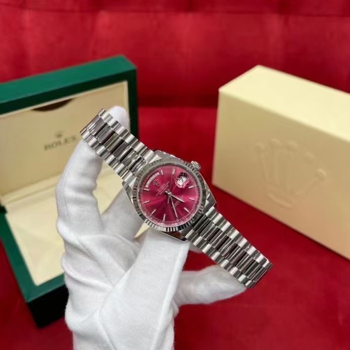 NO:714948,V3 upgraded version highly recommends 2836 reprinted. Weighted bottom cover. Rolex Day-Date 36Mm Steel Strap Model Cherry Red. Close to the original wearing experience. The case is made of 904L stainless steel. The dial is sun pattern with trapezoidal patterned Swiss luminous nails. The watch strap is steel band/cowhide and real American alligator leather. Buckle K gold steel stamped full light buckle with 2836 reprinted text.  Bottom cover 904L weighted bottom cover material (non-market full tungsten paint peeling material) Can be coated with gold, does not peel off paint, does not turn black, maintains permanent luster, see poster for more styles—,, rolex, cowhide, crocodile skin19860909V3升级版力荐2836改印字.配重版底盖 劳力士星期日历型36Mm钢带款樱桃红 接近原装一致的佩戴感受 表壳采用904L精钢表壳 表盘太阳纹配梯形批花瑞士夜光字钉 表带钢带款/牛皮与真美洲鳄鱼皮可选 表扣K金钢印全光表扣 搭配2836改印字 底盖904L配重底盖材质（非市面全钨金掉漆材质）   可包金 不掉漆 不发黑 保持永久光泽 更多款式见海报—,,rolex,cowhide,crocodile skin,Watch