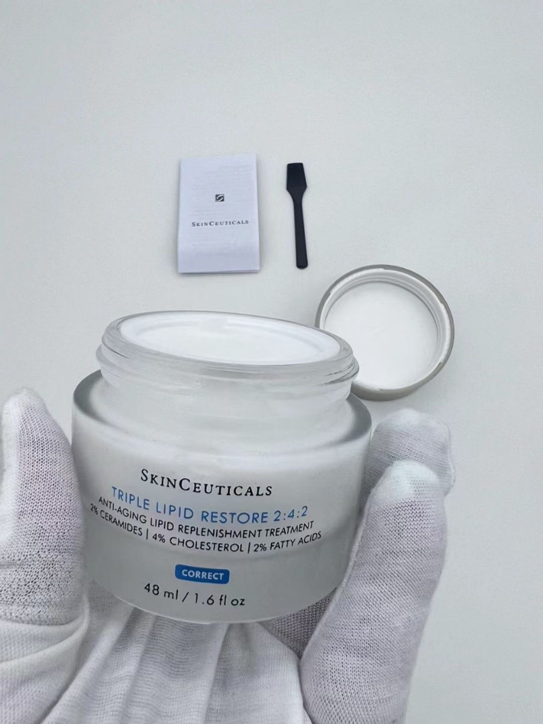专/50💰
修丽可242面霜48ml!主打皮脂腺修复感觉很温和啊,可是皮肤敏感的时候用了好痛哦,还会发红,皮肤状态好的时候用就没问题,但是就不想再买了!不能做到在我皮肤脆弱时候默默陪伴,就别怪我回到巅峰后转身离开,我不需要这种只能锦上添花的面霜,白白💢