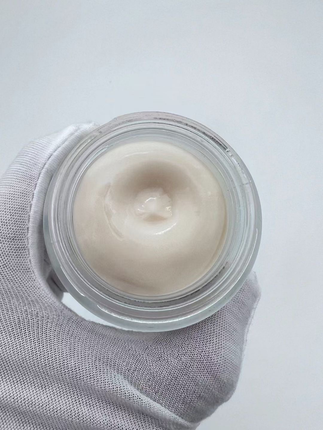 专/50💰
修丽可age面霜48ml!含百分之30的玻色因的抗糖化面霜。HR黑绷带平替,使用感要好过黑绷带,质地更为软糯。修正能力也不错,能感觉到皮肤紧实度提升,做抗老激光类项目后可搭配使用~但是同样也因为质地原因,会有搓泥现象产生,建议晚上使用。使用手法建议先再手心温热再以按压的方式上脸💢