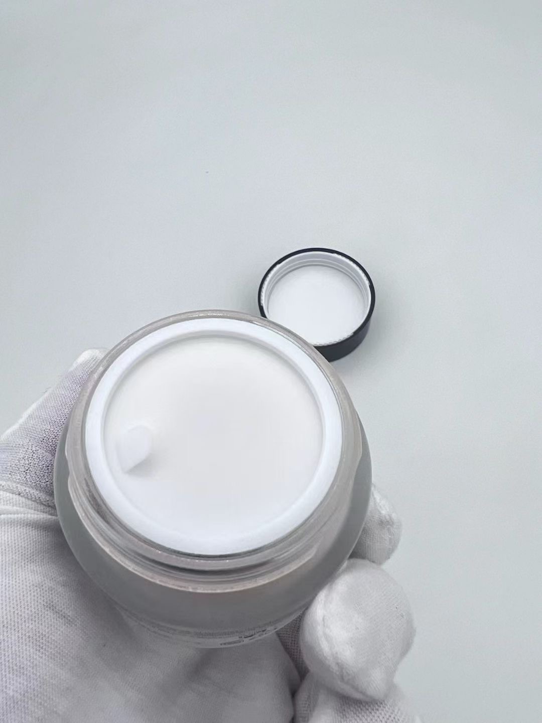 专/50💰
修丽可age面霜48ml!含百分之30的玻色因的抗糖化面霜。HR黑绷带平替,使用感要好过黑绷带,质地更为软糯。修正能力也不错,能感觉到皮肤紧实度提升,做抗老激光类项目后可搭配使用~但是同样也因为质地原因,会有搓泥现象产生,建议晚上使用。使用手法建议先再手心温热再以按压的方式上脸💢