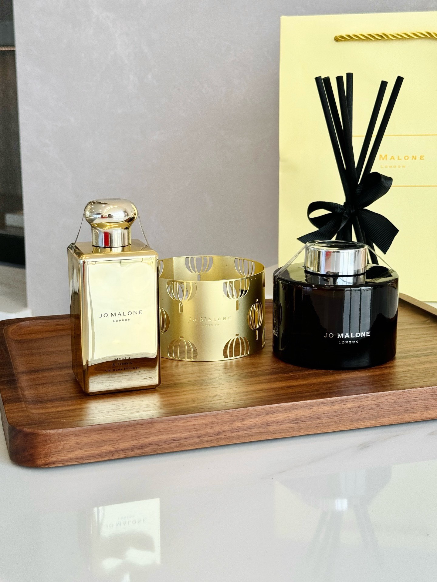 打起出货
祖马龙鎏金香薰两件套！内含：香水100ml，藤条165ml。未药与冬加豆。未药，也被称作“流沙黄金”，是种带着木质气息的暖甜树脂，香气质感柔和润泽，灿烂的暖金色氛围，像攫取了骄阳灼烧后的余温，温热的风沙里拂来阵阵～