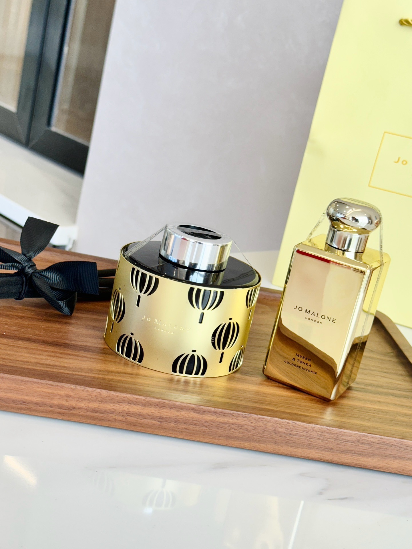 打起出货
祖马龙鎏金香薰两件套！内含：香水100ml，藤条165ml。未药与冬加豆。未药，也被称作“流沙黄金”，是种带着木质气息的暖甜树脂，香气质感柔和润泽，灿烂的暖金色氛围，像攫取了骄阳灼烧后的余温，温热的风沙里拂来阵阵～