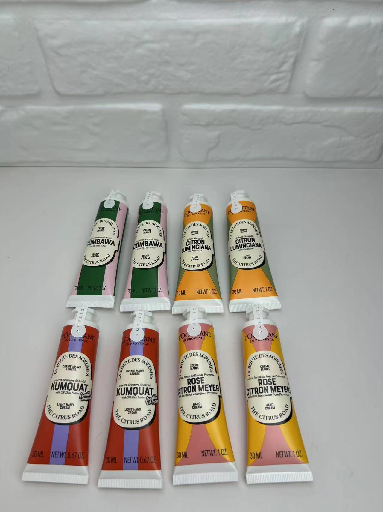 专/55💰
可配礼袋+中文标✔️欧舒丹护手霜八件套25版绿盒！内含：30ml*8味道：玫瑰野柠*2，乳木果金橘雪松*2，甜扁桃香橼琥珀*2，乳木果绿叶青橙*2。