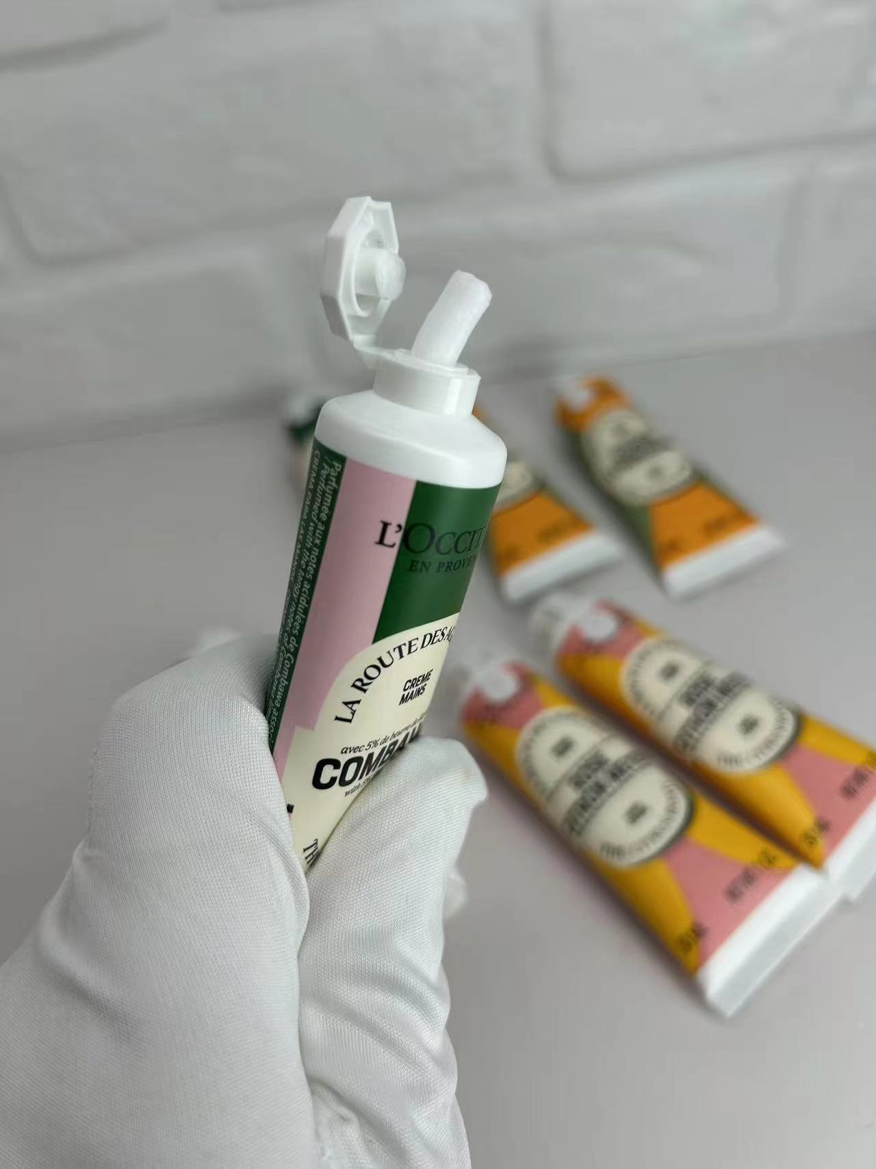 专/55💰
可配礼袋+中文标✔️欧舒丹护手霜八件套25版绿盒！内含：30ml*8味道：玫瑰野柠*2，乳木果金橘雪松*2，甜扁桃香橼琥珀*2，乳木果绿叶青橙*2。