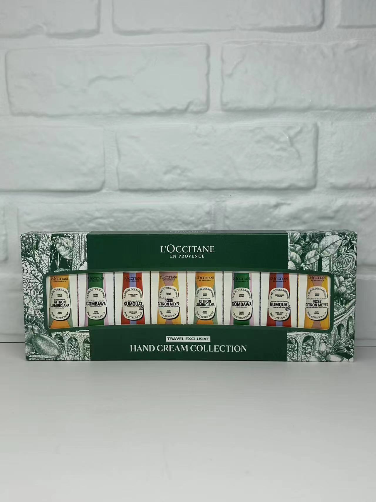 专/55💰
可配礼袋+中文标✔️欧舒丹护手霜八件套25版绿盒！内含：30ml*8味道：玫瑰野柠*2，乳木果金橘雪松*2，甜扁桃香橼琥珀*2，乳木果绿叶青橙*2。