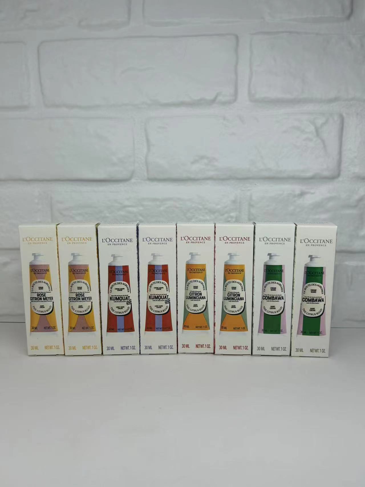 专/55💰
可配礼袋+中文标✔️欧舒丹护手霜八件套25版绿盒！内含：30ml*8味道：玫瑰野柠*2，乳木果金橘雪松*2，甜扁桃香橼琥珀*2，乳木果绿叶青橙*2。