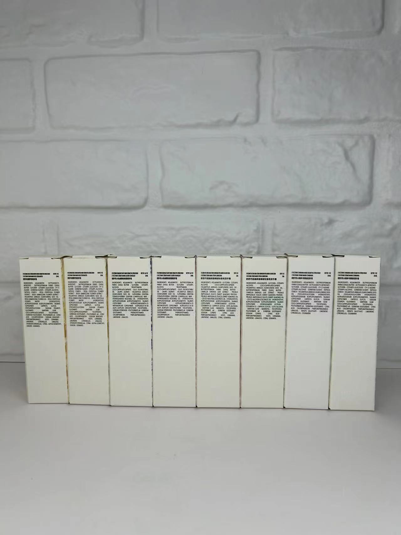 专/55💰
可配礼袋+中文标✔️欧舒丹护手霜八件套25版绿盒！内含：30ml*8味道：玫瑰野柠*2，乳木果金橘雪松*2，甜扁桃香橼琥珀*2，乳木果绿叶青橙*2。