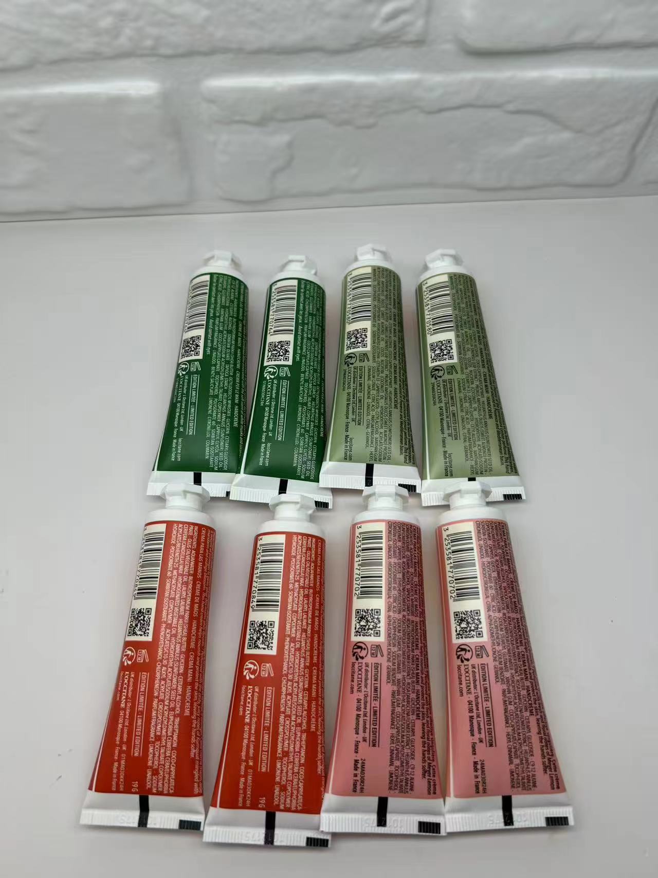 专/55💰
可配礼袋+中文标✔️欧舒丹护手霜八件套25版绿盒！内含：30ml*8味道：玫瑰野柠*2，乳木果金橘雪松*2，甜扁桃香橼琥珀*2，乳木果绿叶青橙*2。