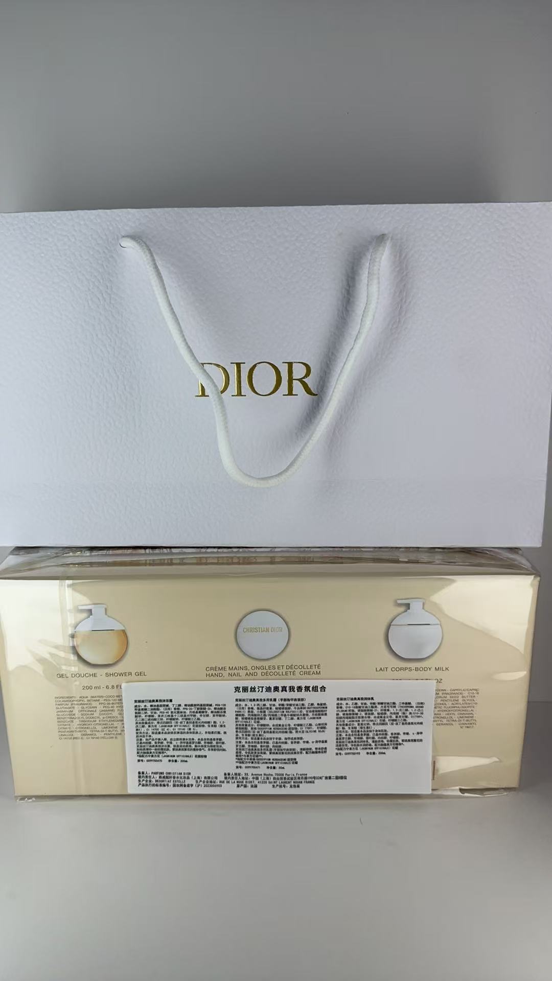 专/115💰
迪奥真我花蝴蝶三件套 身体乳200ml 沐浴露200ml 多用乳霜50ml 配礼袋+中文标 打12 件24