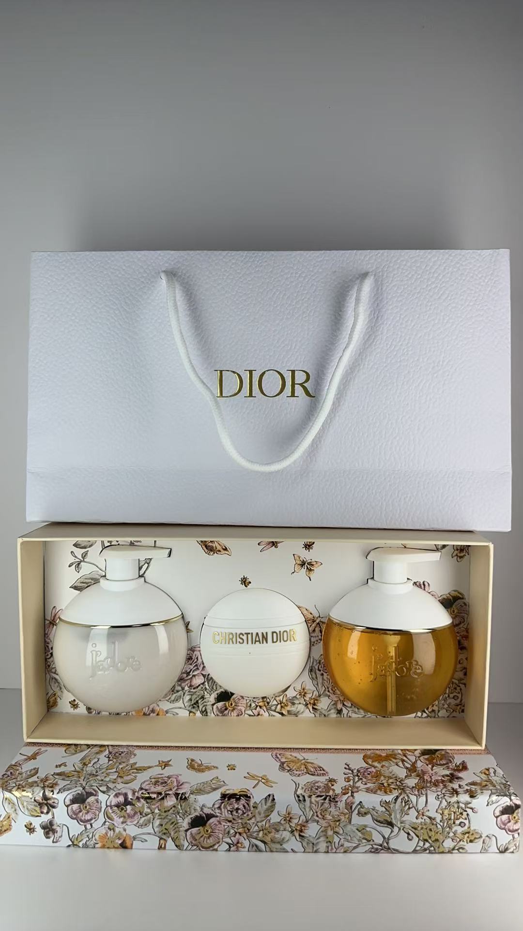 专/115💰
迪奥真我花蝴蝶三件套 身体乳200ml 沐浴露200ml 多用乳霜50ml 配礼袋+中文标 打12 件24