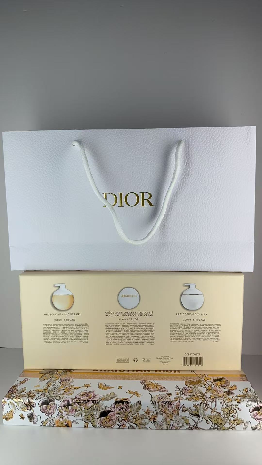 专/115💰
迪奥真我花蝴蝶三件套 身体乳200ml 沐浴露200ml 多用乳霜50ml 配礼袋+中文标 打12 件24