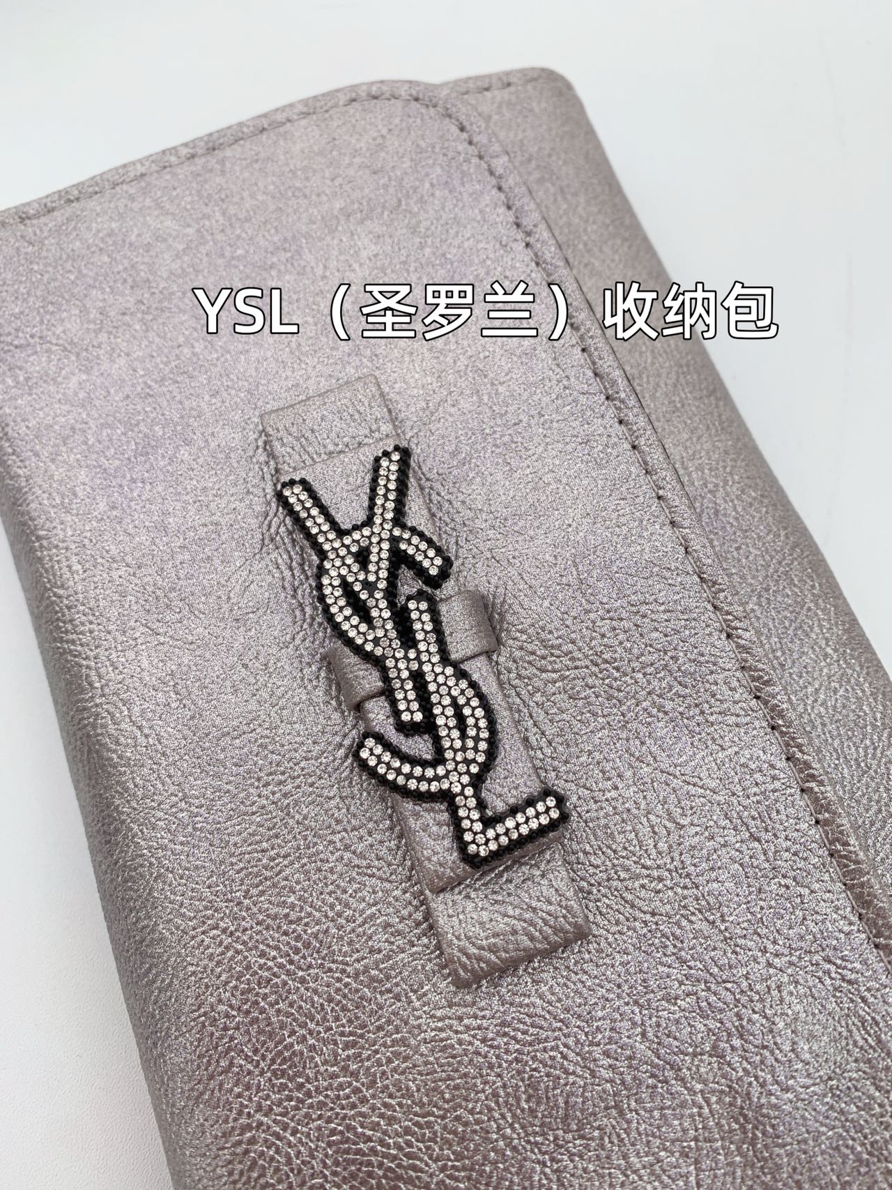 ¡Set de brochas de maquillaje YSL con dorado!