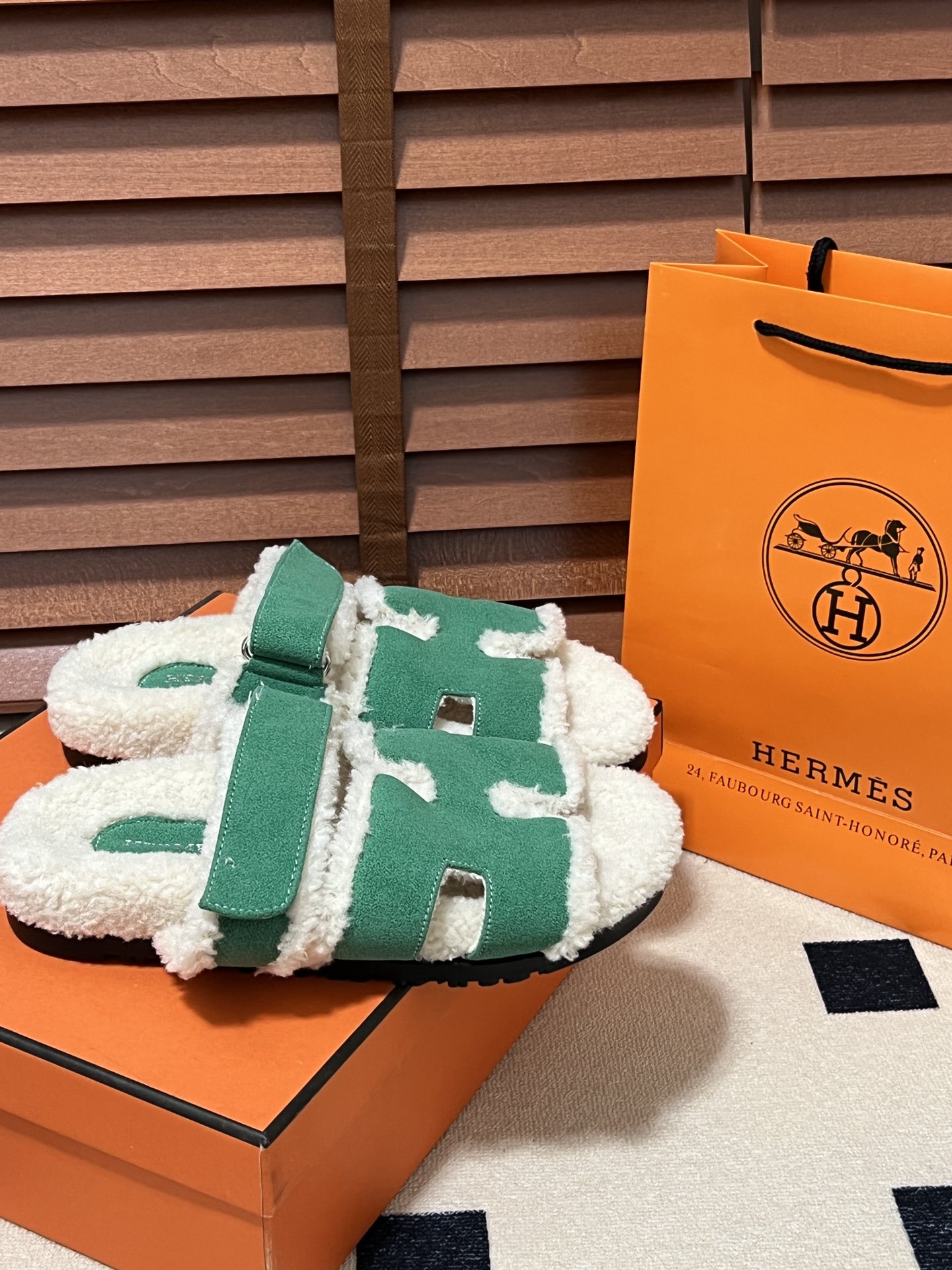 出厂：💰140
HERMES 爱马仕秋冬新款 毛毛拖鞋 魔术贴二舅拖
火爆全网！魔术贴可调节 松紧 贴合脚部 更加舒适 不挑脚型！穿起来的脚感软度舒适透气，鞋面包裹性很好不磨脚不掉脚🦶很好搭配衣服，光脚穿或者搭配潮一点的袜子。都非常好看！造型感都很强
码数：34-43