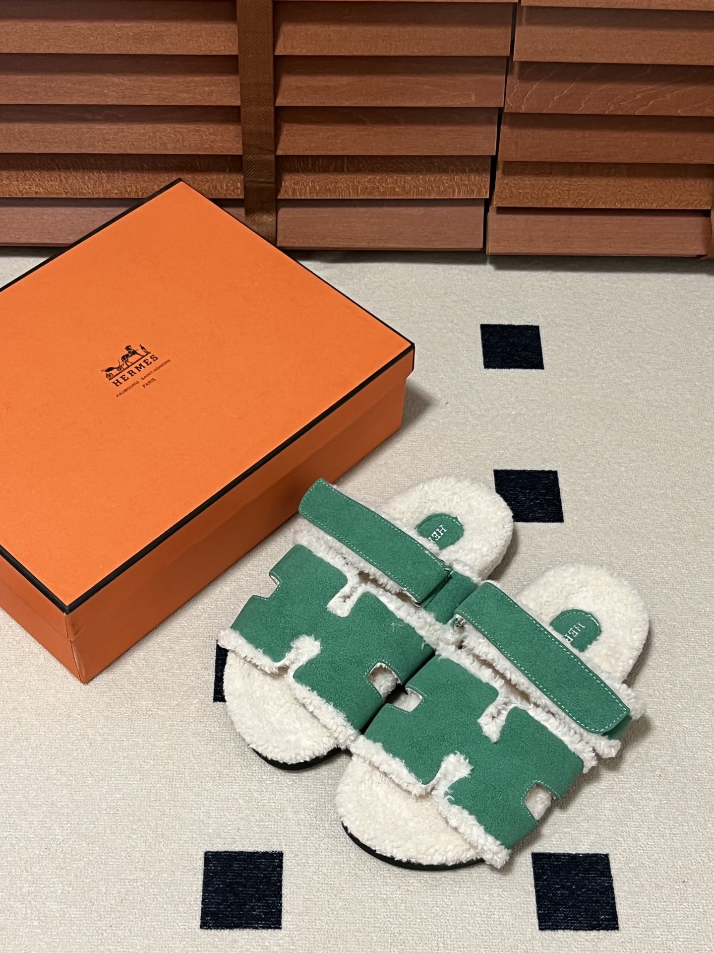 出厂：💰140
HERMES 爱马仕秋冬新款 毛毛拖鞋 魔术贴二舅拖
火爆全网！魔术贴可调节 松紧 贴合脚部 更加舒适 不挑脚型！穿起来的脚感软度舒适透气，鞋面包裹性很好不磨脚不掉脚🦶很好搭配衣服，光脚穿或者搭配潮一点的袜子。都非常好看！造型感都很强
码数：34-43