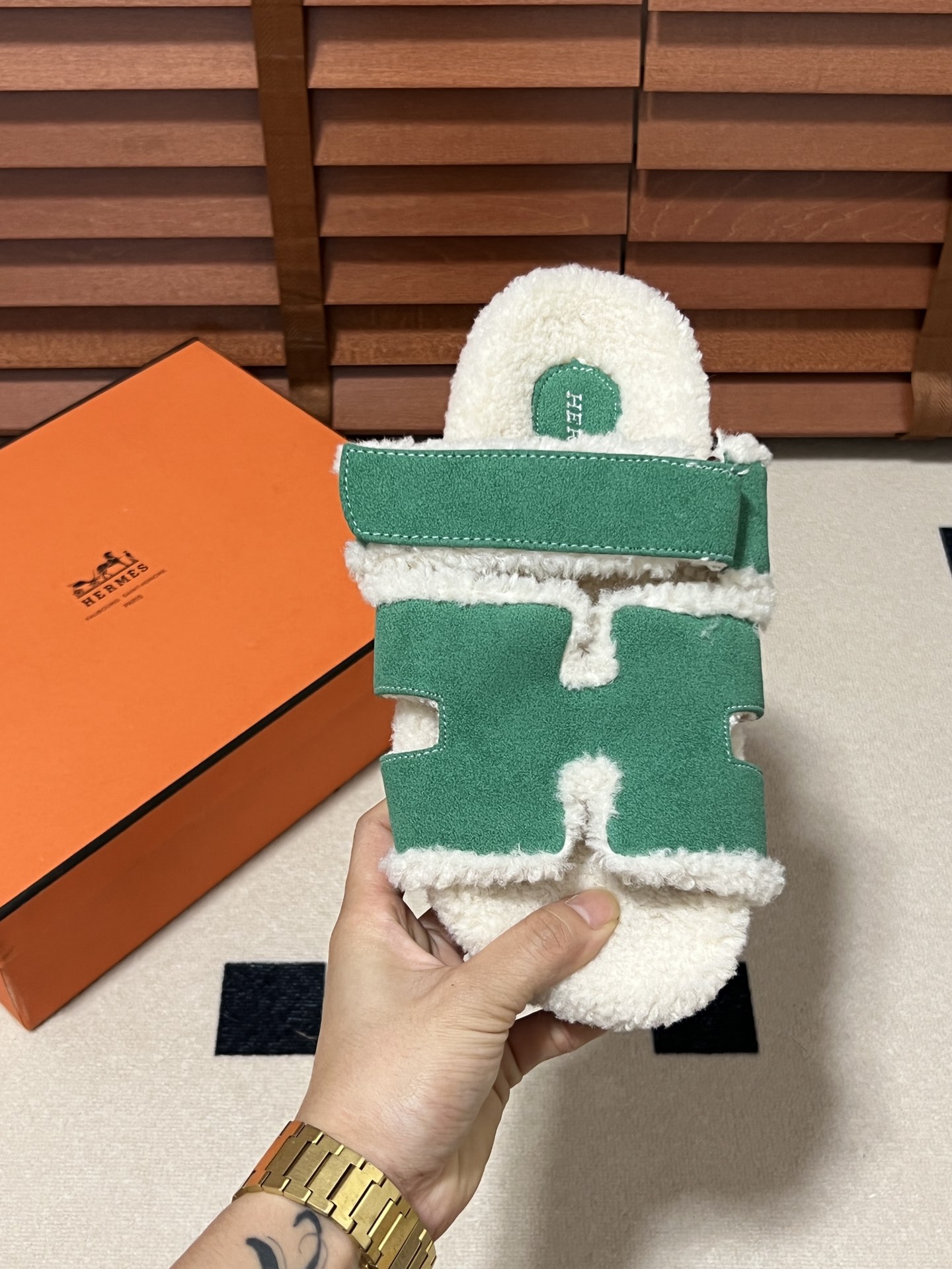 出厂：💰140
HERMES 爱马仕秋冬新款 毛毛拖鞋 魔术贴二舅拖
火爆全网！魔术贴可调节 松紧 贴合脚部 更加舒适 不挑脚型！穿起来的脚感软度舒适透气，鞋面包裹性很好不磨脚不掉脚🦶很好搭配衣服，光脚穿或者搭配潮一点的袜子。都非常好看！造型感都很强
码数：34-43
