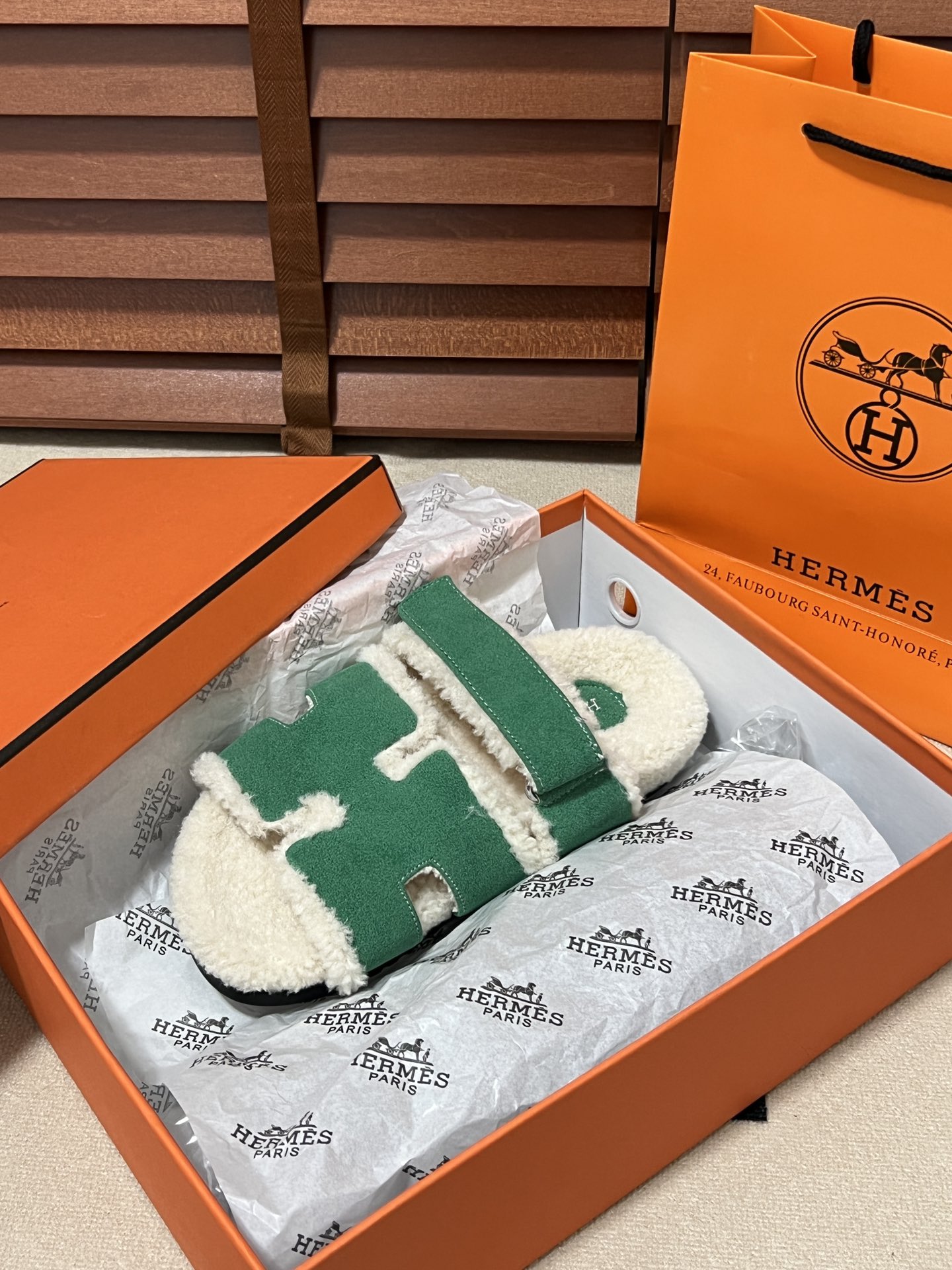 出厂：💰140
HERMES 爱马仕秋冬新款 毛毛拖鞋 魔术贴二舅拖
火爆全网！魔术贴可调节 松紧 贴合脚部 更加舒适 不挑脚型！穿起来的脚感软度舒适透气，鞋面包裹性很好不磨脚不掉脚🦶很好搭配衣服，光脚穿或者搭配潮一点的袜子。都非常好看！造型感都很强
码数：34-43