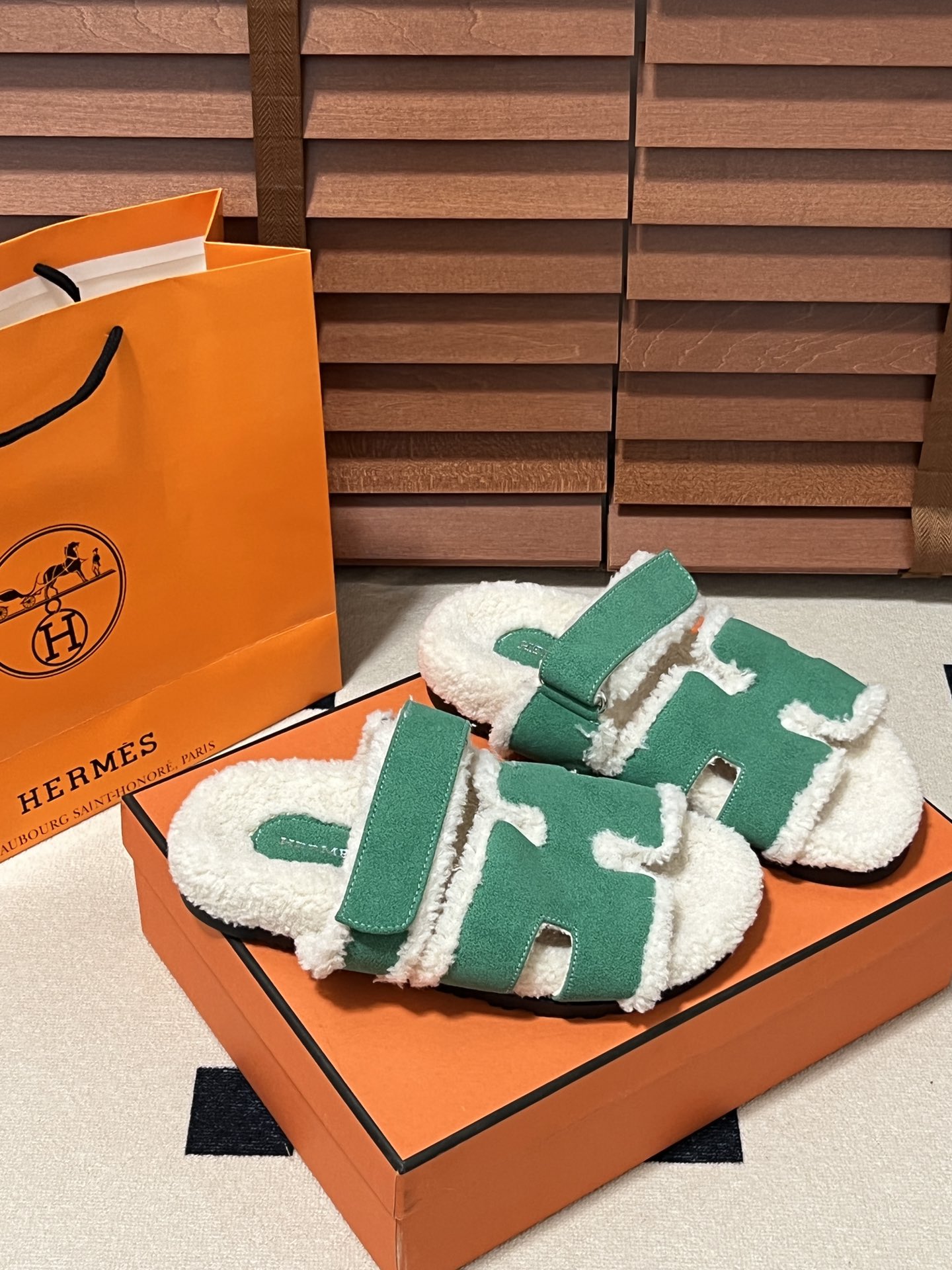 出厂：💰140
HERMES 爱马仕秋冬新款 毛毛拖鞋 魔术贴二舅拖
火爆全网！魔术贴可调节 松紧 贴合脚部 更加舒适 不挑脚型！穿起来的脚感软度舒适透气，鞋面包裹性很好不磨脚不掉脚🦶很好搭配衣服，光脚穿或者搭配潮一点的袜子。都非常好看！造型感都很强
码数：34-43
