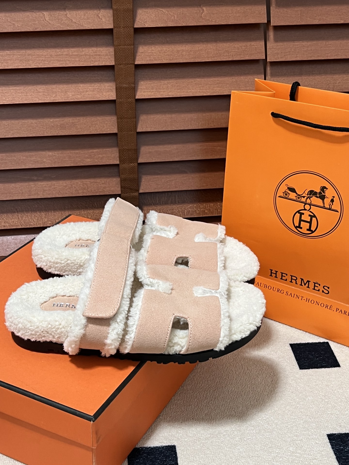 出厂：💰140
HERMES 爱马仕秋冬新款 毛毛拖鞋 魔术贴二舅拖
火爆全网！魔术贴可调节 松紧 贴合脚部 更加舒适 不挑脚型！穿起来的脚感软度舒适透气，鞋面包裹性很好不磨脚不掉脚🦶很好搭配衣服，光脚穿或者搭配潮一点的袜子。都非常好看！造型感都很强
码数：34-43