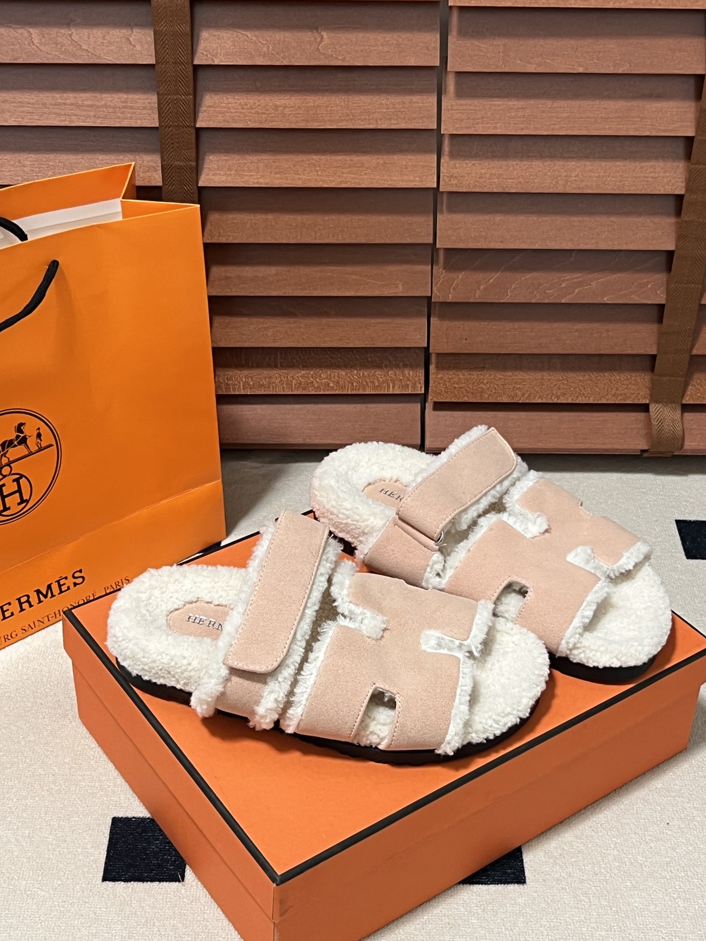 出厂：💰140
HERMES 爱马仕秋冬新款 毛毛拖鞋 魔术贴二舅拖
火爆全网！魔术贴可调节 松紧 贴合脚部 更加舒适 不挑脚型！穿起来的脚感软度舒适透气，鞋面包裹性很好不磨脚不掉脚🦶很好搭配衣服，光脚穿或者搭配潮一点的袜子。都非常好看！造型感都很强
码数：34-43