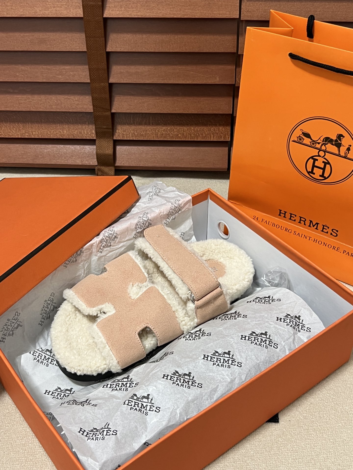 出厂：💰140
HERMES 爱马仕秋冬新款 毛毛拖鞋 魔术贴二舅拖
火爆全网！魔术贴可调节 松紧 贴合脚部 更加舒适 不挑脚型！穿起来的脚感软度舒适透气，鞋面包裹性很好不磨脚不掉脚🦶很好搭配衣服，光脚穿或者搭配潮一点的袜子。都非常好看！造型感都很强
码数：34-43