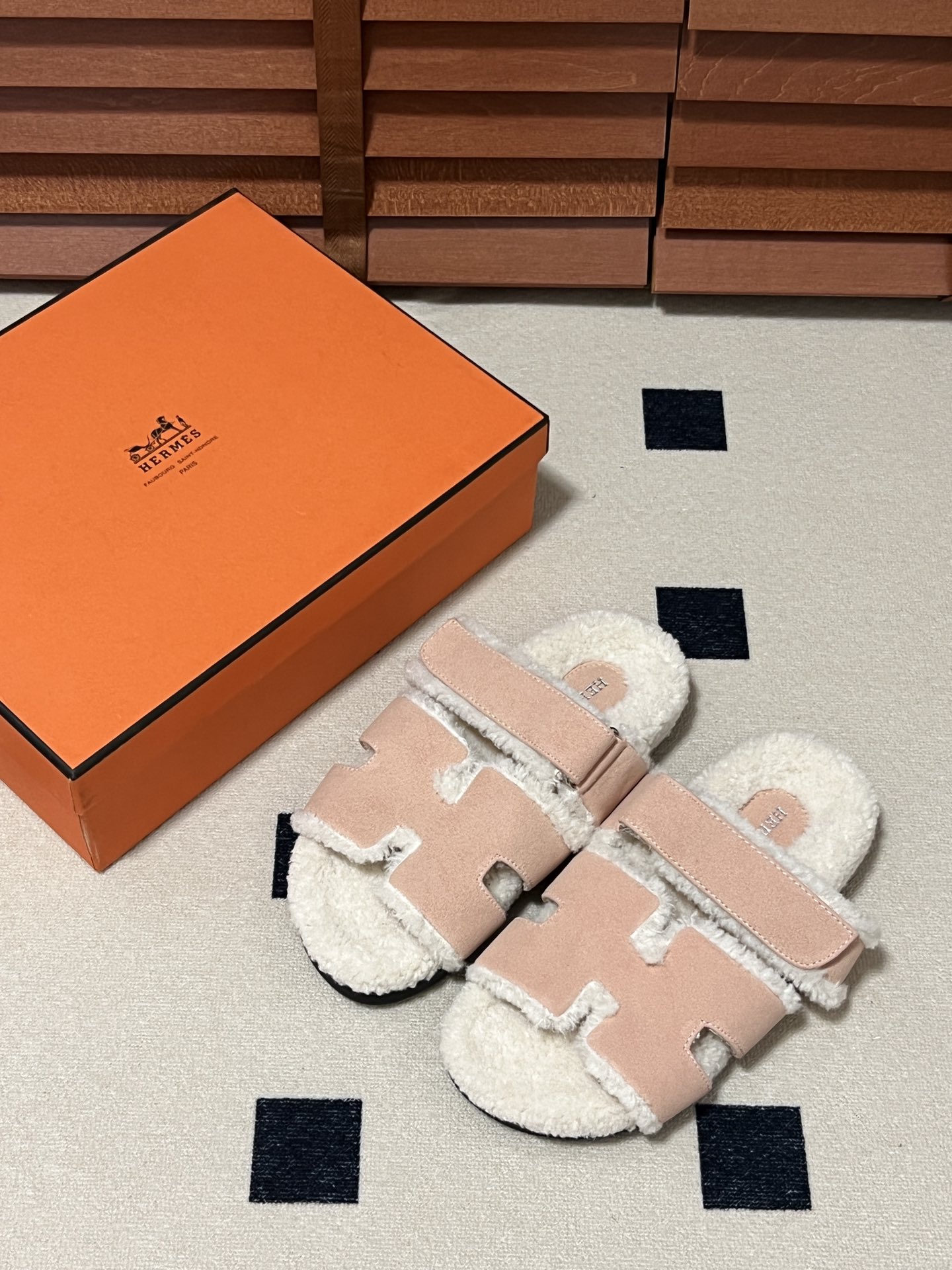 出厂：💰140
HERMES 爱马仕秋冬新款 毛毛拖鞋 魔术贴二舅拖
火爆全网！魔术贴可调节 松紧 贴合脚部 更加舒适 不挑脚型！穿起来的脚感软度舒适透气，鞋面包裹性很好不磨脚不掉脚🦶很好搭配衣服，光脚穿或者搭配潮一点的袜子。都非常好看！造型感都很强
码数：34-43