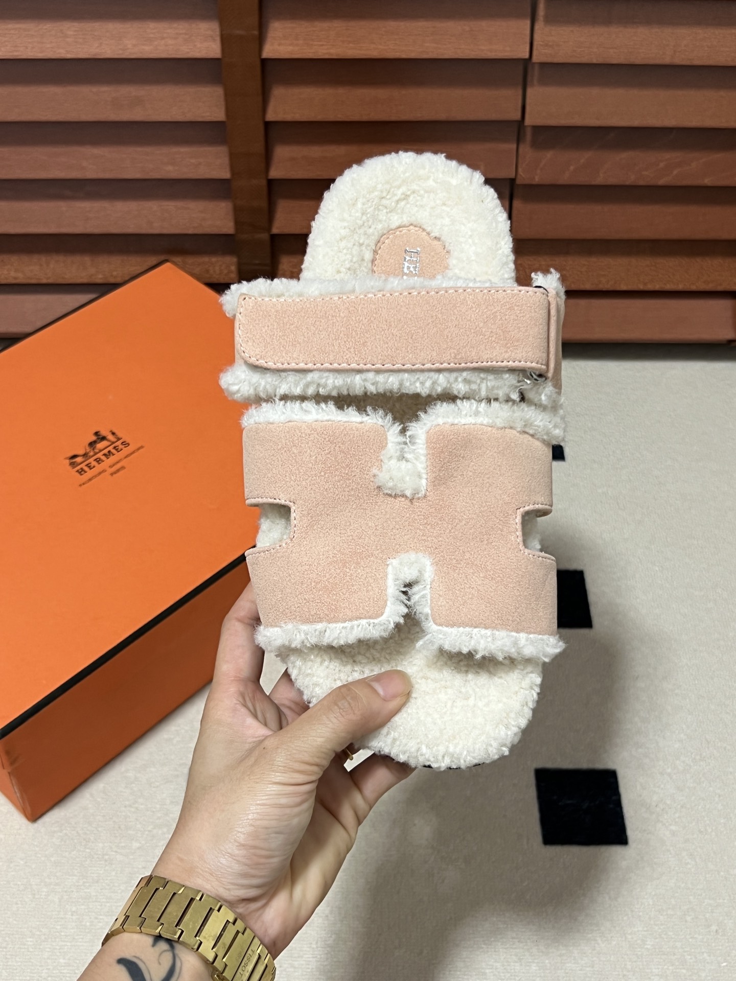 出厂：💰140
HERMES 爱马仕秋冬新款 毛毛拖鞋 魔术贴二舅拖
火爆全网！魔术贴可调节 松紧 贴合脚部 更加舒适 不挑脚型！穿起来的脚感软度舒适透气，鞋面包裹性很好不磨脚不掉脚🦶很好搭配衣服，光脚穿或者搭配潮一点的袜子。都非常好看！造型感都很强
码数：34-43