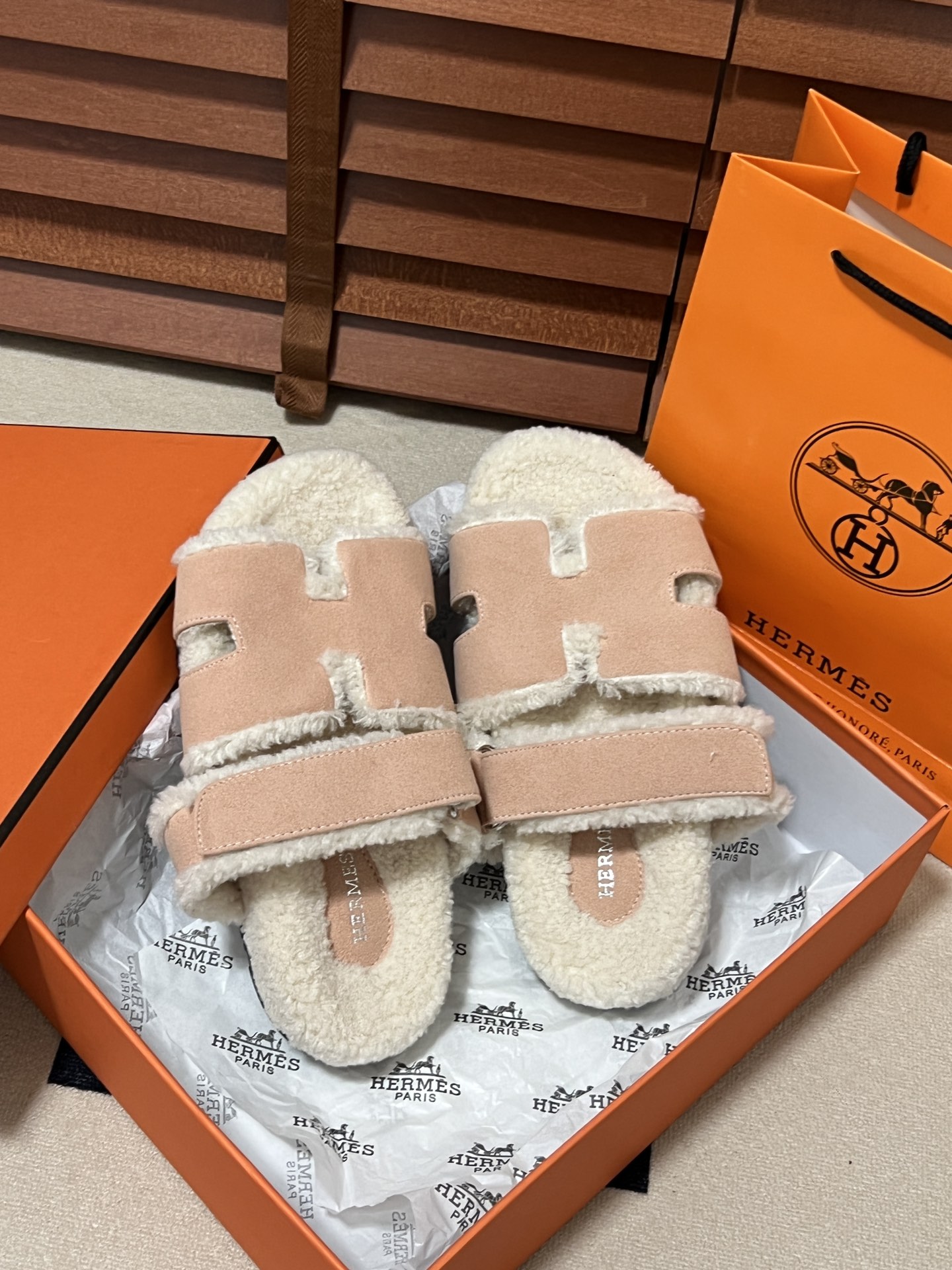 出厂：💰140
HERMES 爱马仕秋冬新款 毛毛拖鞋 魔术贴二舅拖
火爆全网！魔术贴可调节 松紧 贴合脚部 更加舒适 不挑脚型！穿起来的脚感软度舒适透气，鞋面包裹性很好不磨脚不掉脚🦶很好搭配衣服，光脚穿或者搭配潮一点的袜子。都非常好看！造型感都很强
码数：34-43